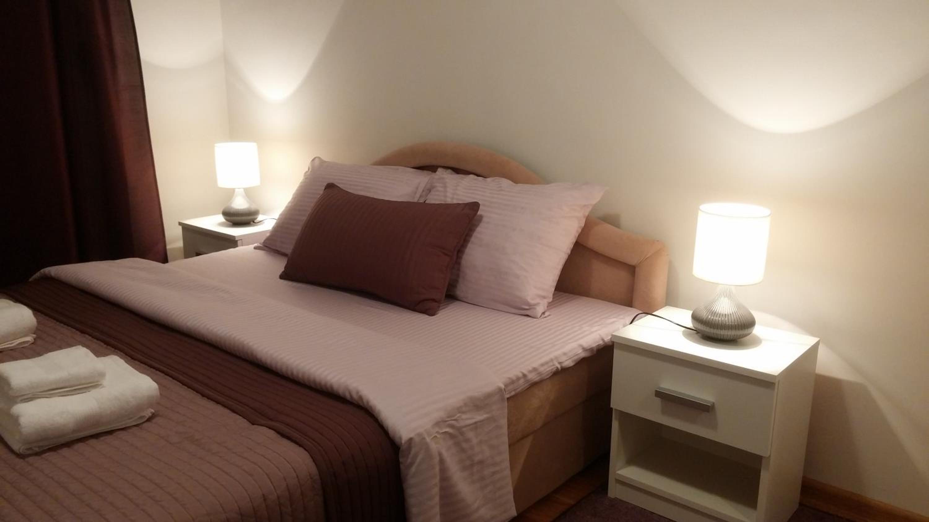 Quiet Apartment in City Center, Free Private Parking