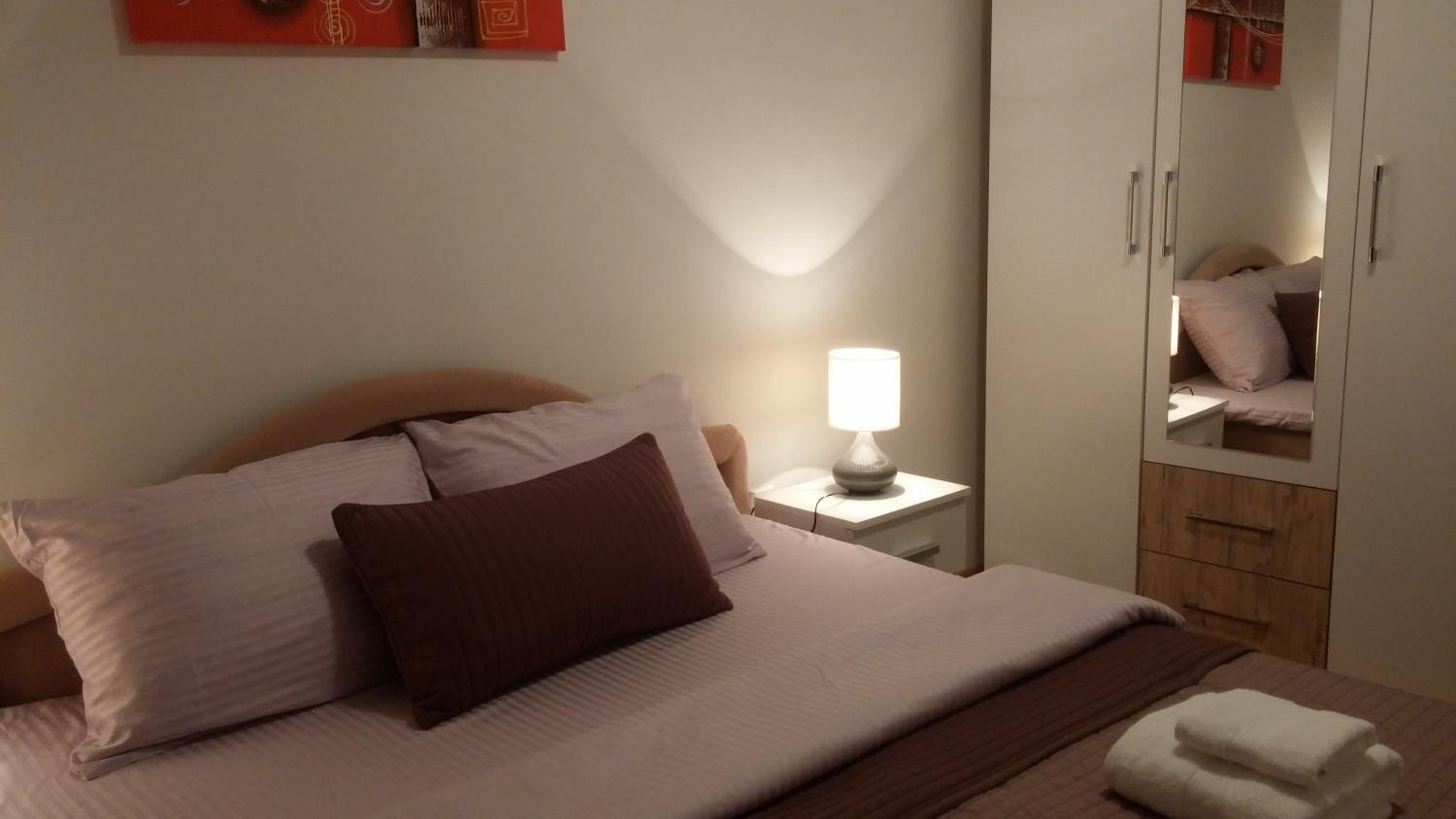 Quiet Apartment in City Center, Free Private Parking