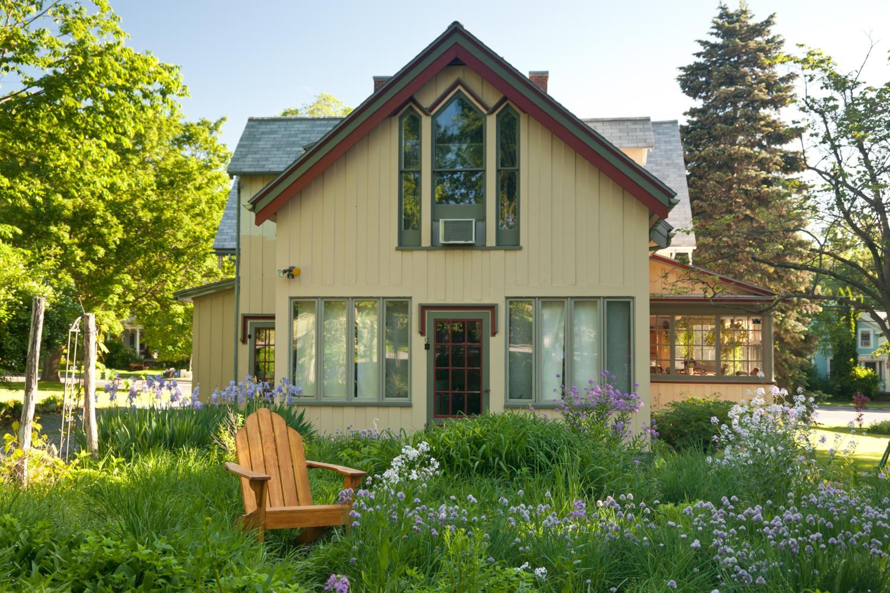Gothic Eves Inn and Spa Bed and Breakfast