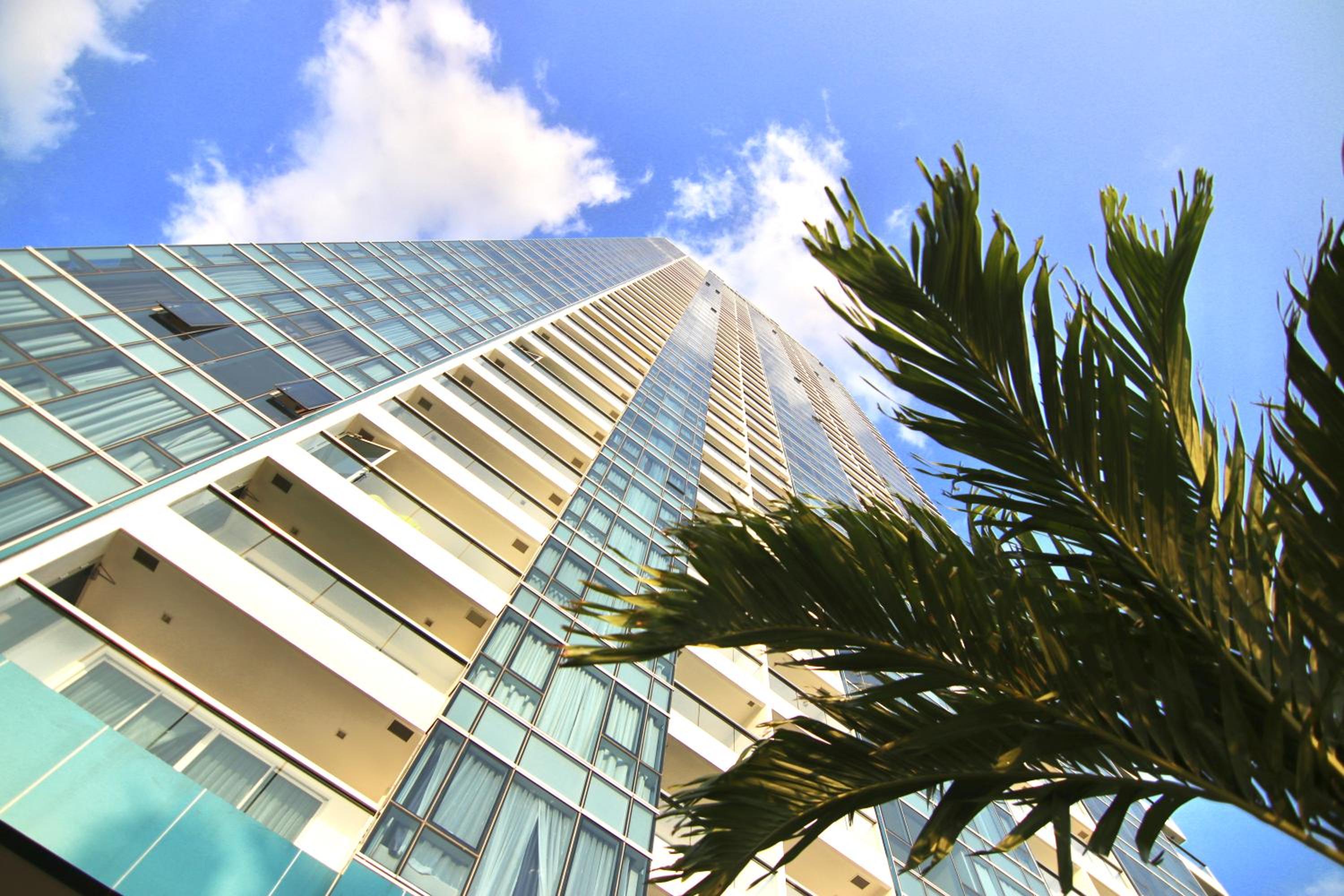 Hotel Luxurious Beachfront Pattaya - Image 1