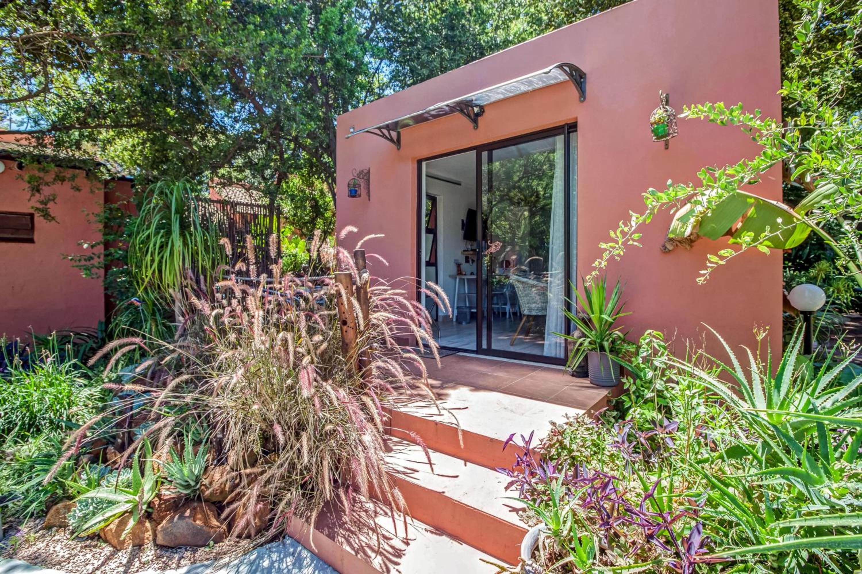 Sitatunga Guest Lodge - Sandton - Airport Shuttle - Solar & Borehole