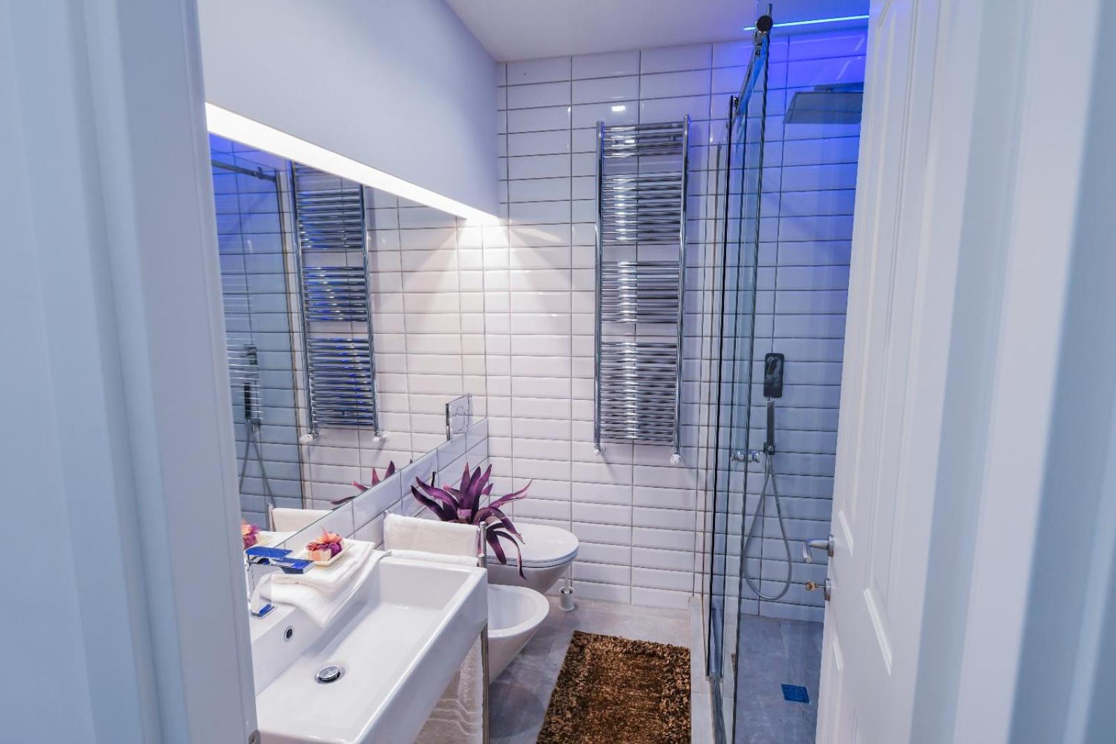 Oltrarno Lily Suite