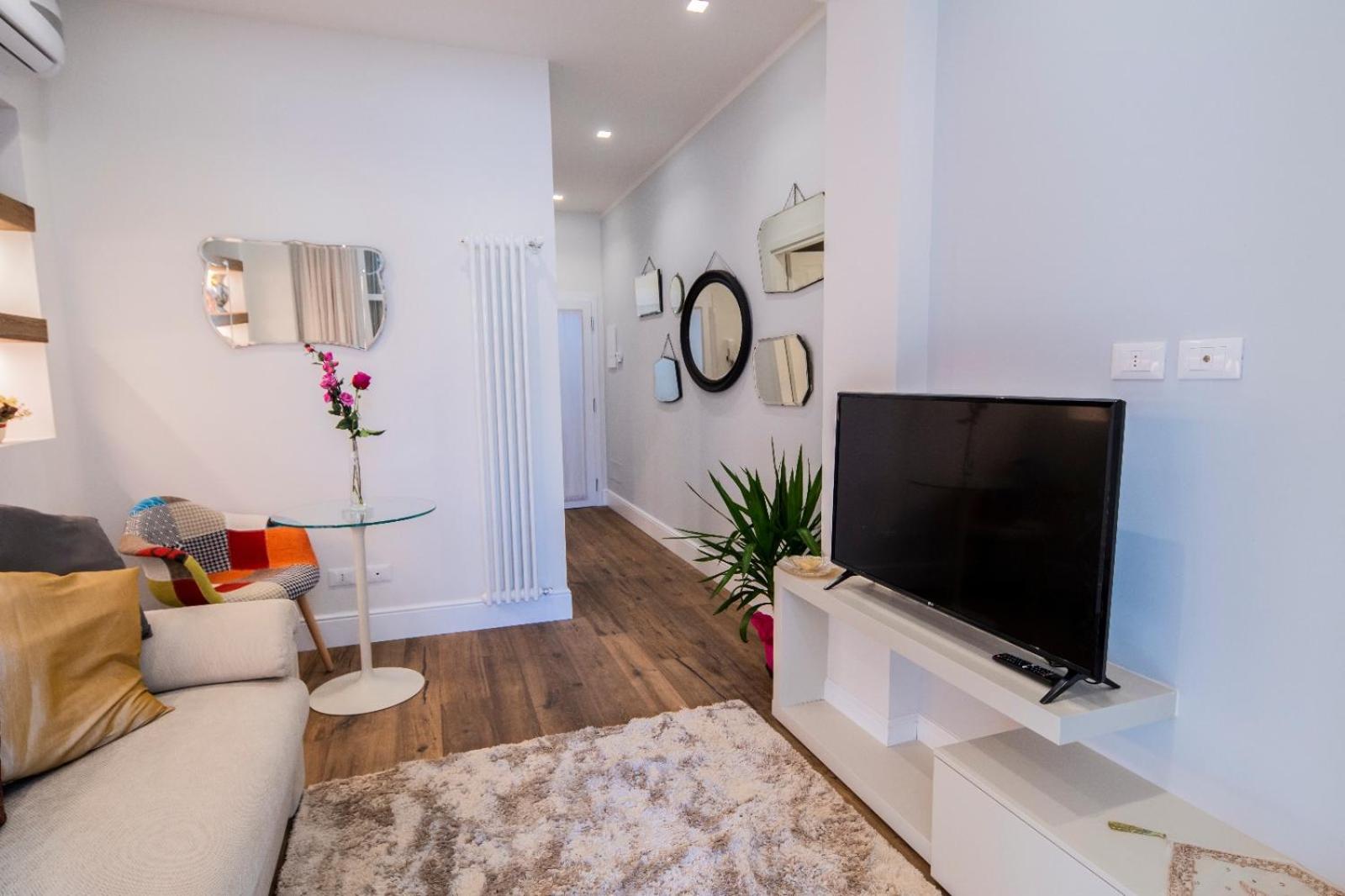 Oltrarno Lily Suite