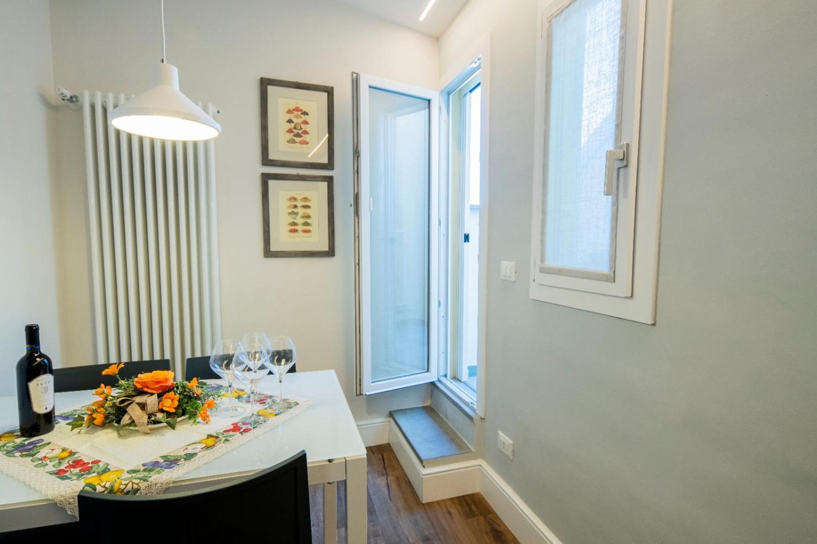 Oltrarno Lily Suite