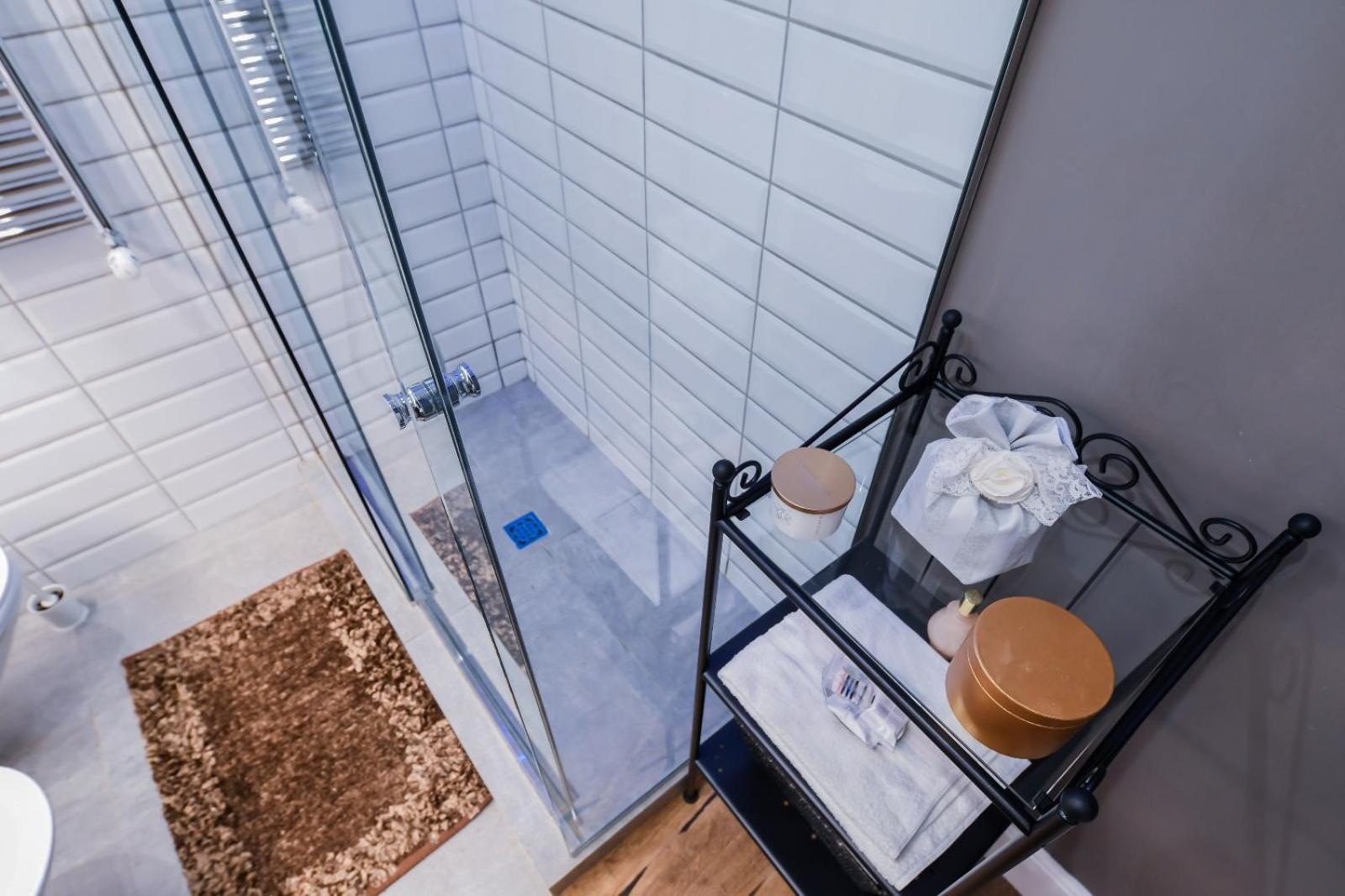 Oltrarno Lily Suite