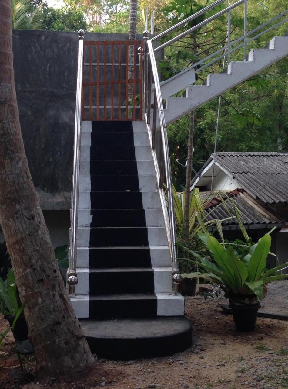 Rivi Sanda Villa & Apartment Hikkaduwa