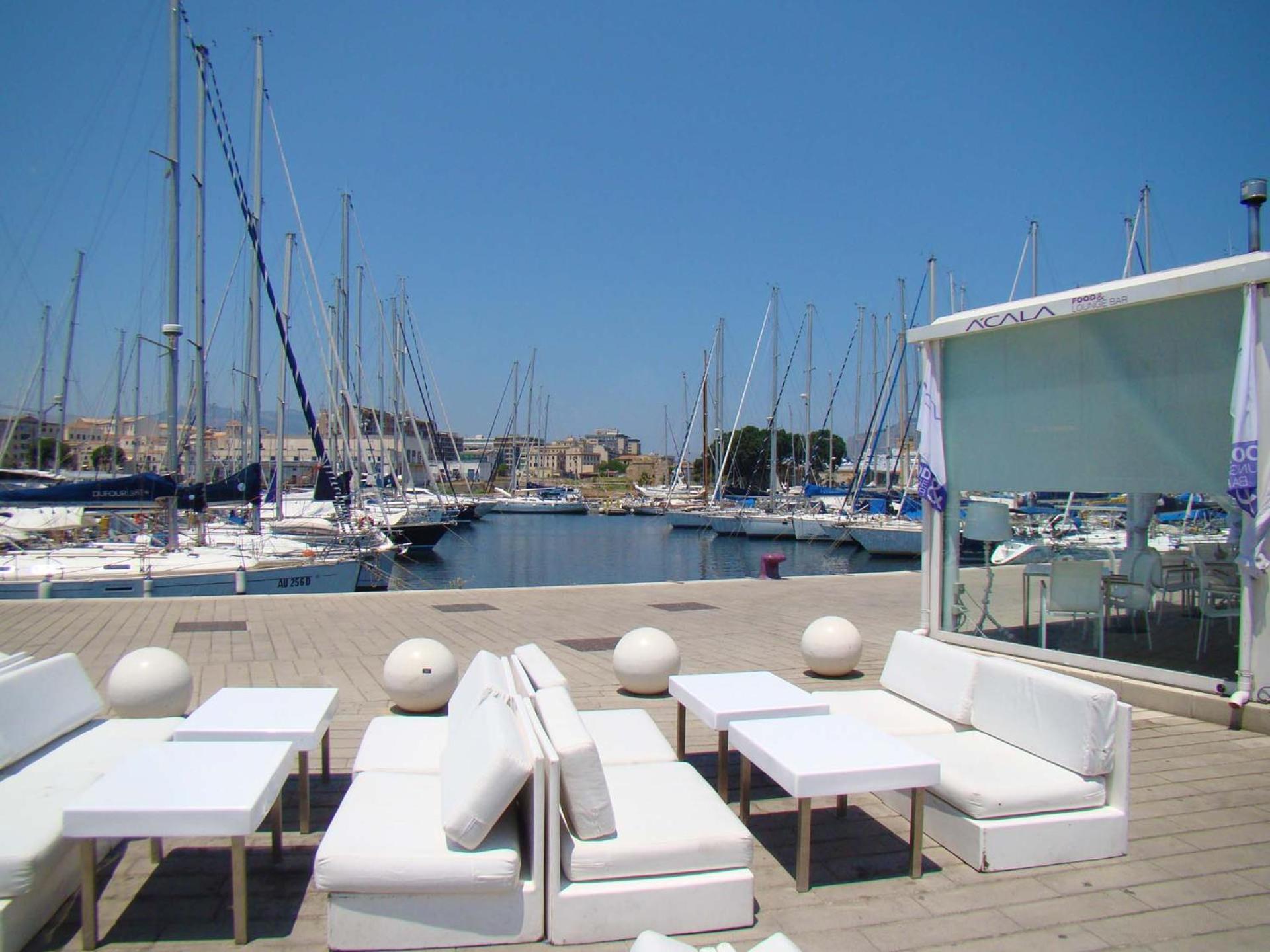 In the heart of Kalsa, a green and quiet terrace, Free Parking