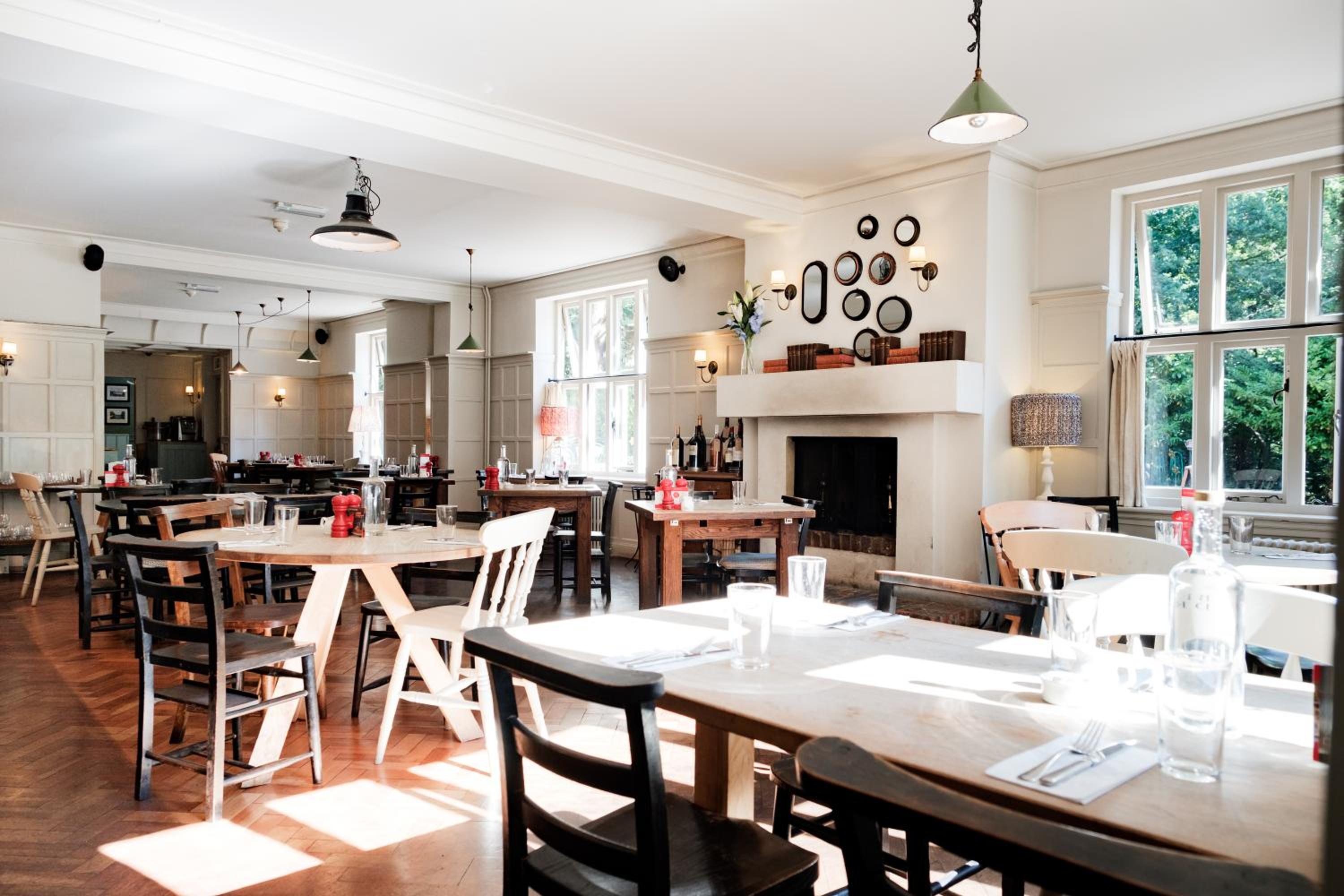 Farnham Vacations - Bel And The Dragon-Churt - Property Image 10