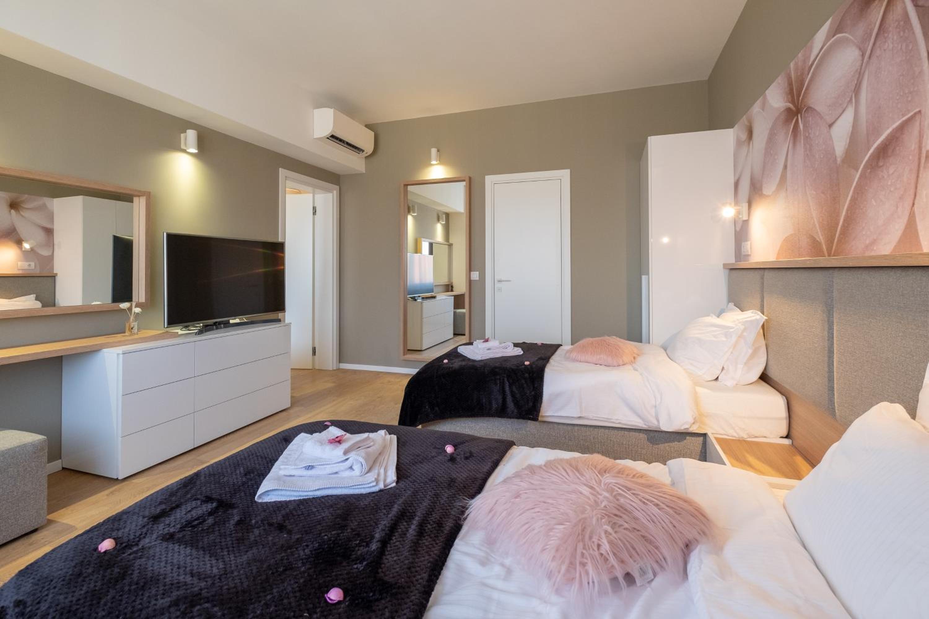 Vitosha Blvd Luxury 2-Bedroom, 2-Bathroom with Balcony