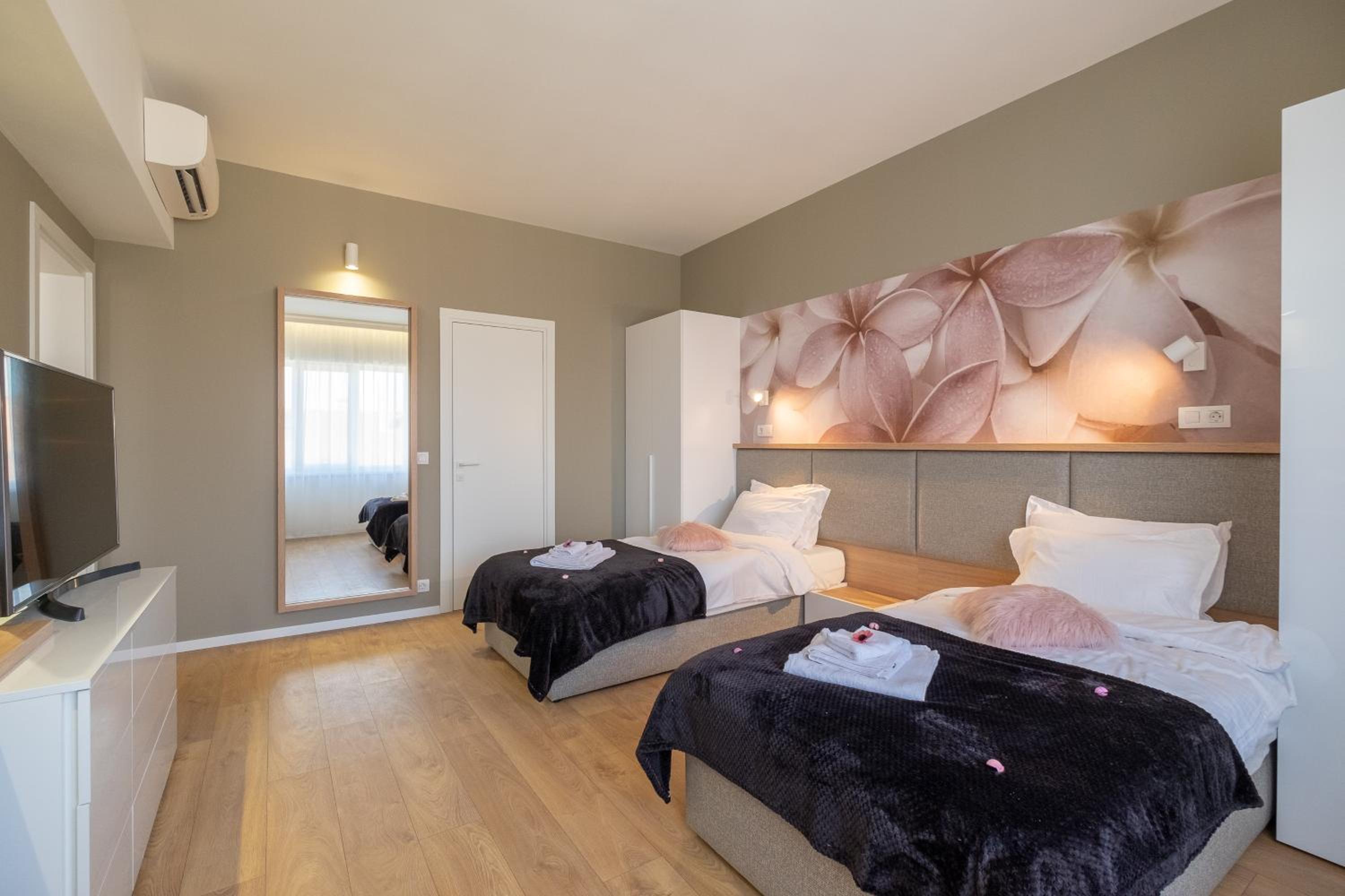 Vitosha Blvd Luxury 2-Bedroom, 2-Bathroom with Balcony