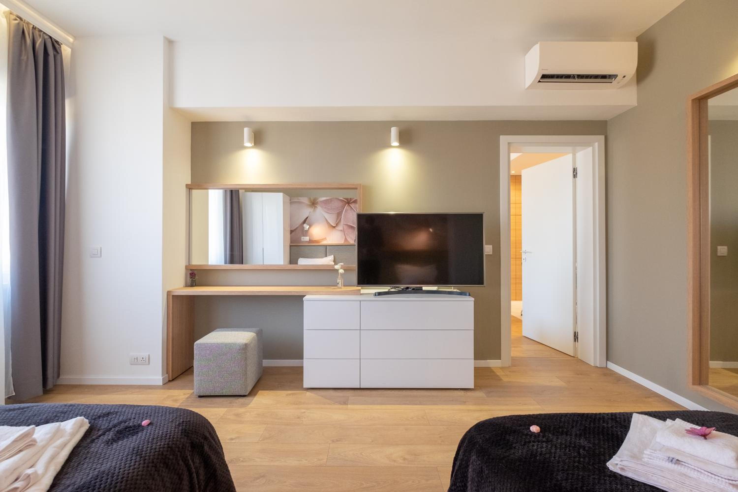 Vitosha Blvd Luxury 2-Bedroom, 2-Bathroom with Balcony
