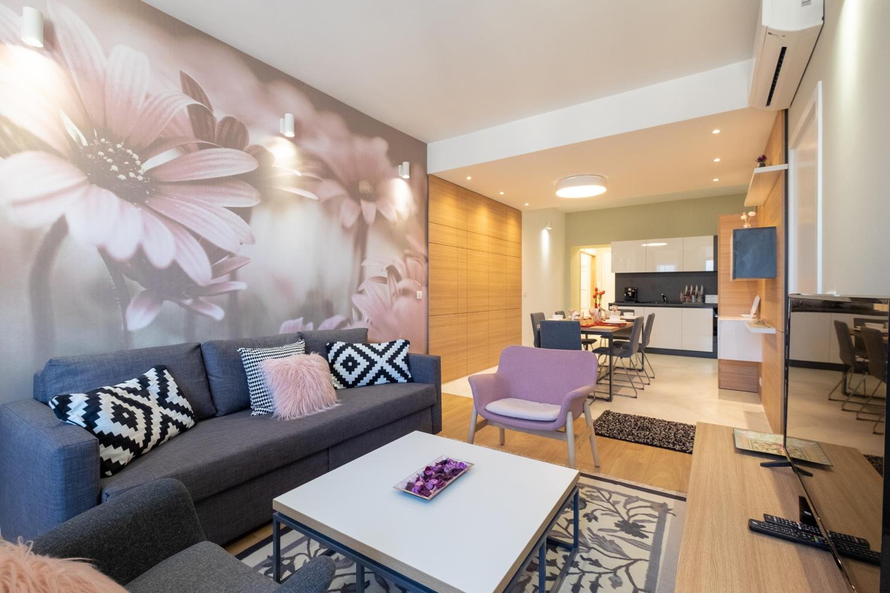 Vitosha Blvd Luxury 2-Bedroom, 2-Bathroom with Balcony
