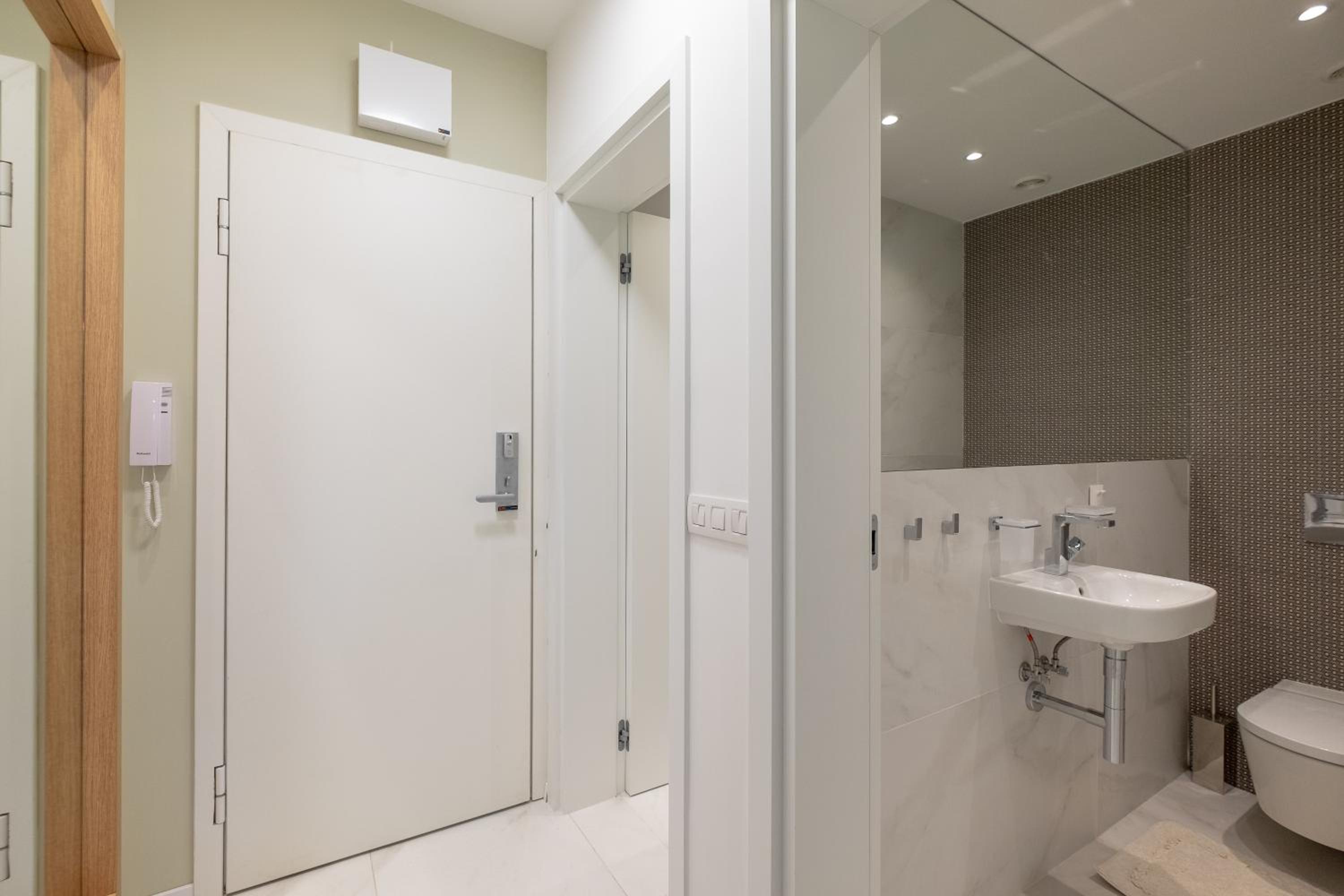 Vitosha Blvd Luxury 2-Bedroom, 2-Bathroom with Balcony