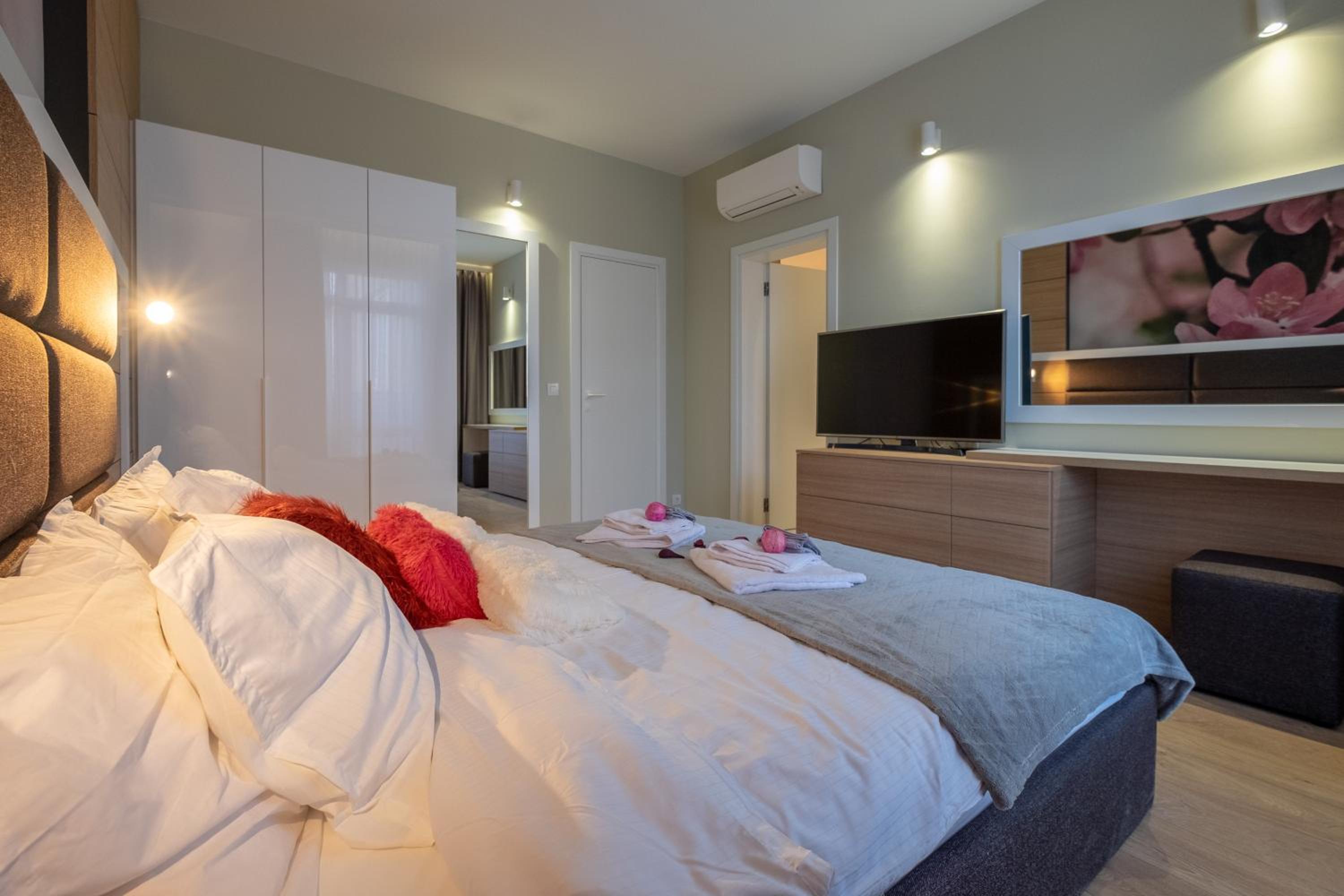 Vitosha Blvd Luxury 2-Bedroom, 2-Bathroom with Balcony