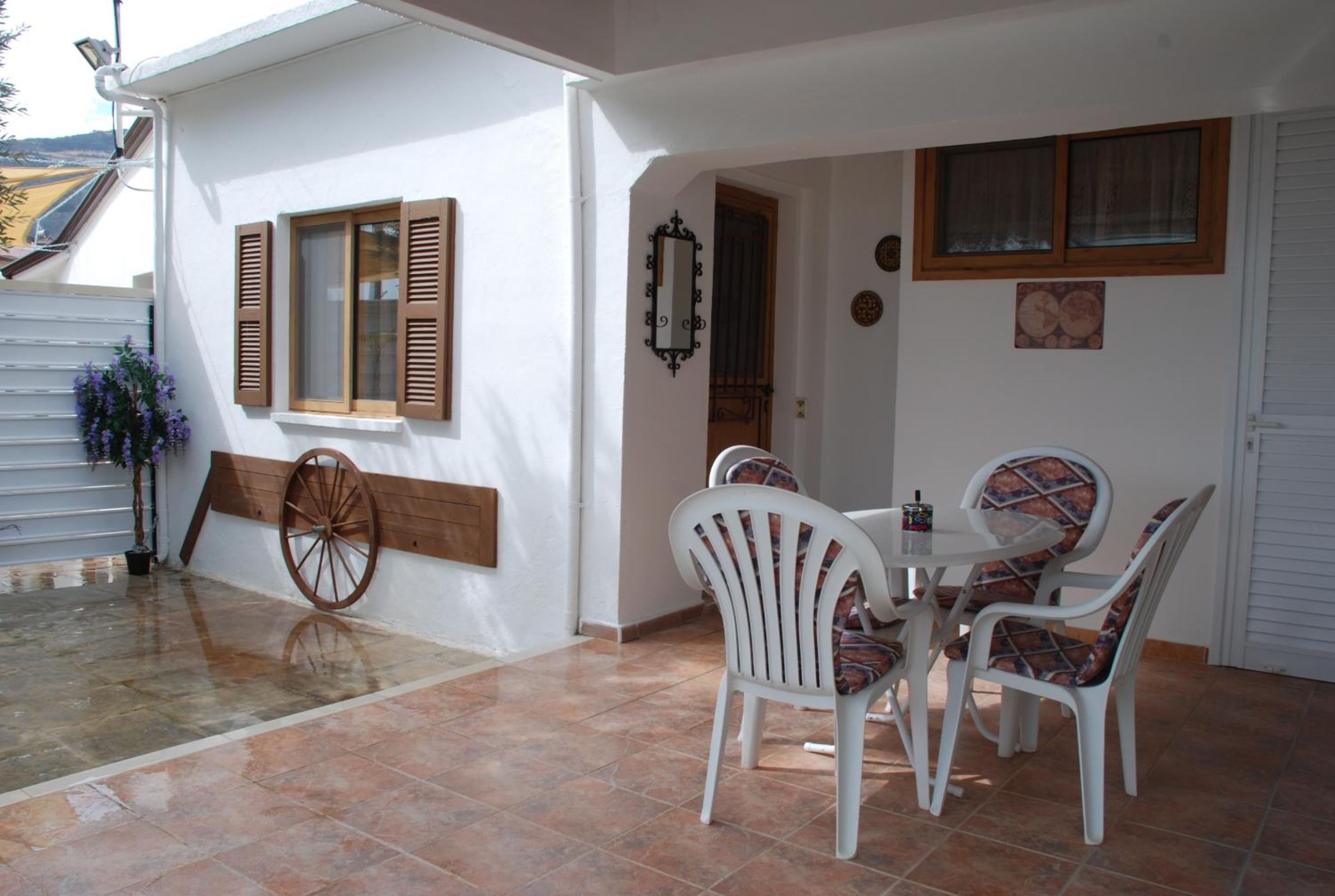 Kanarinis House