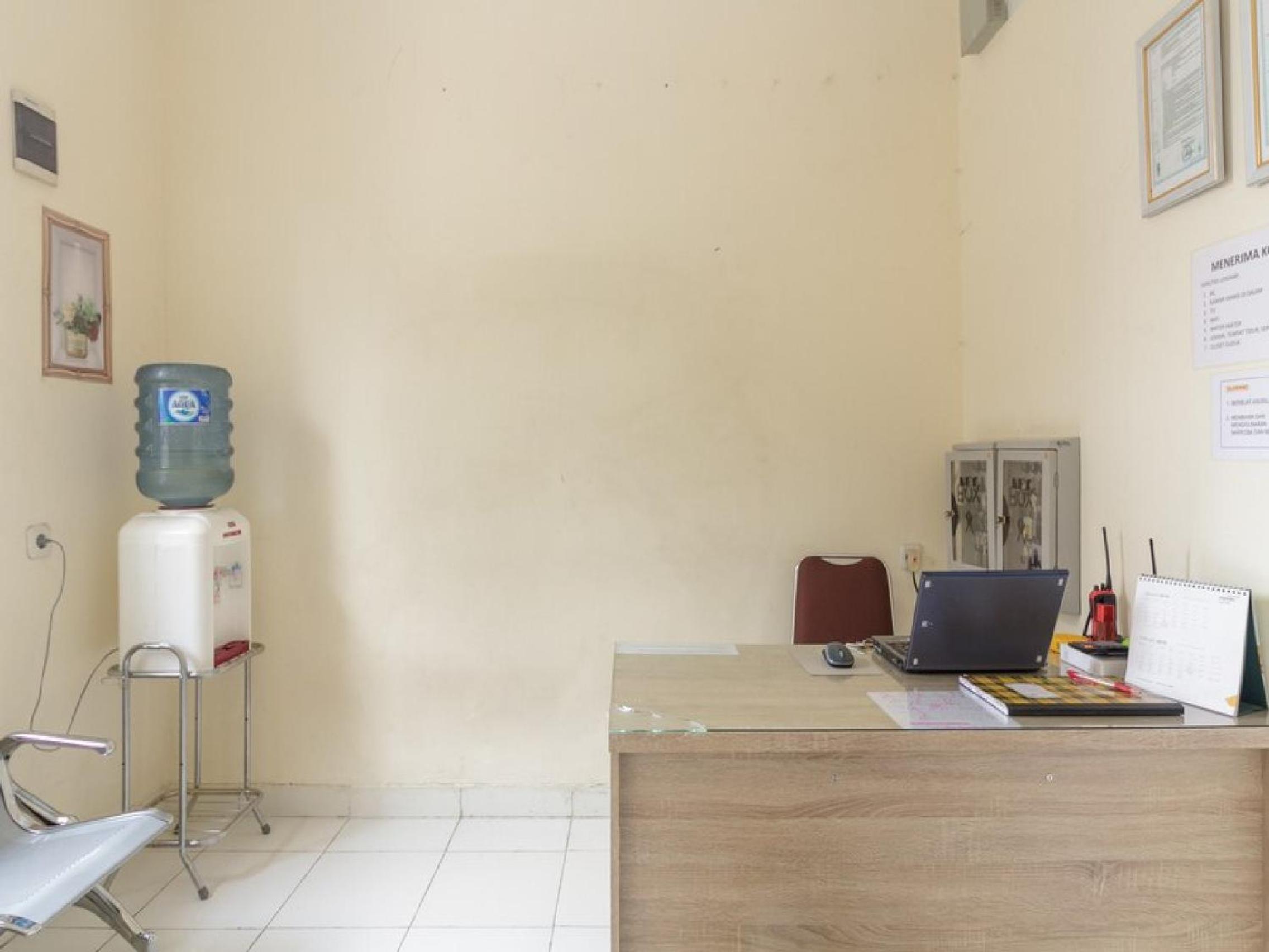 RedDoorz Plus near Taman Rasuna Menteng, Jakarta - 11