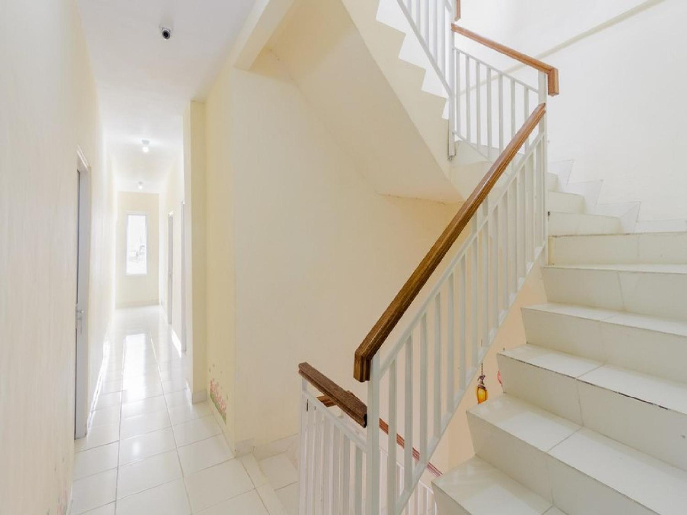 RedDoorz Plus near Taman Rasuna Menteng, Jakarta - 17