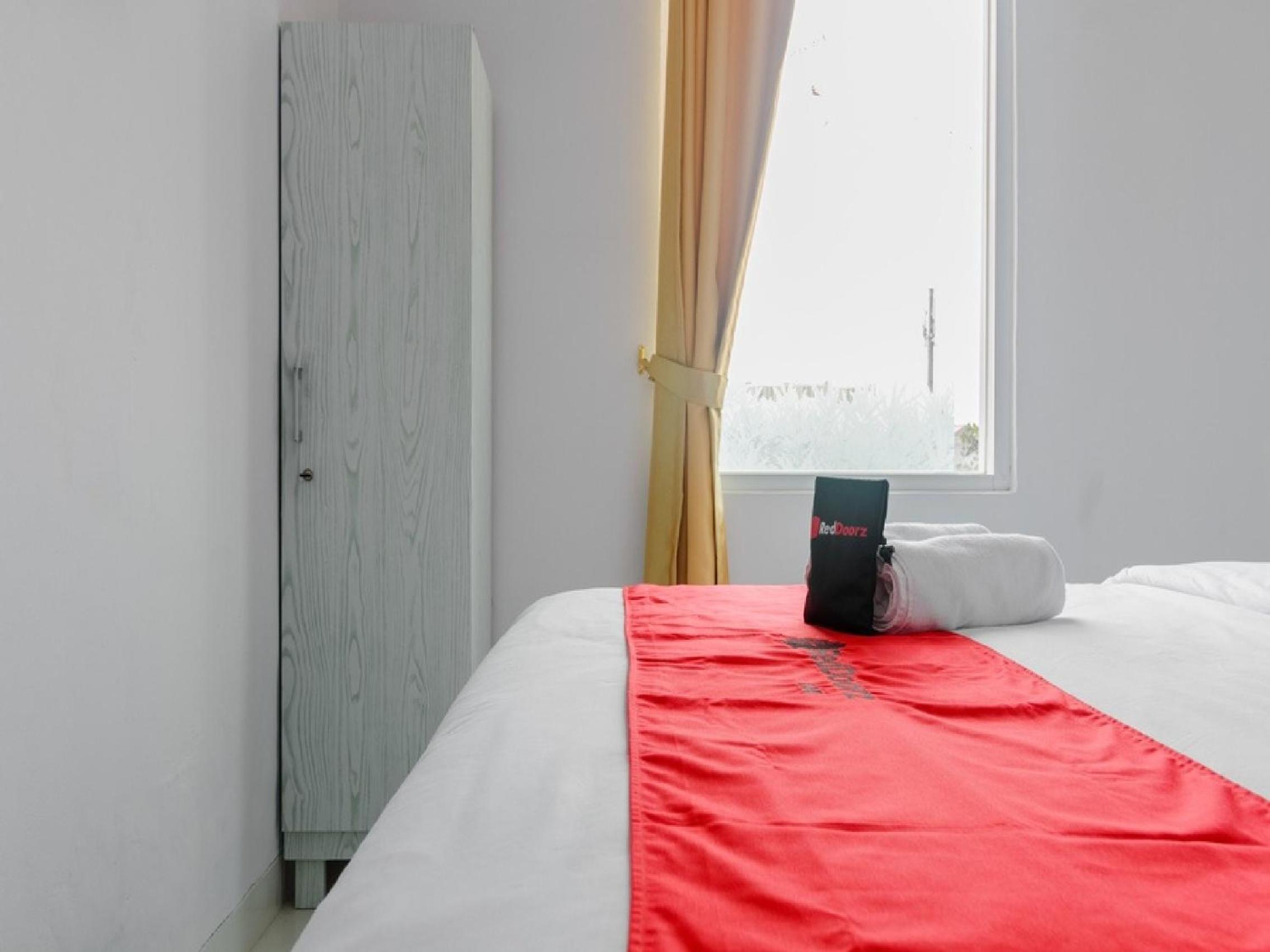 RedDoorz Plus near Taman Rasuna Menteng, Jakarta - 9