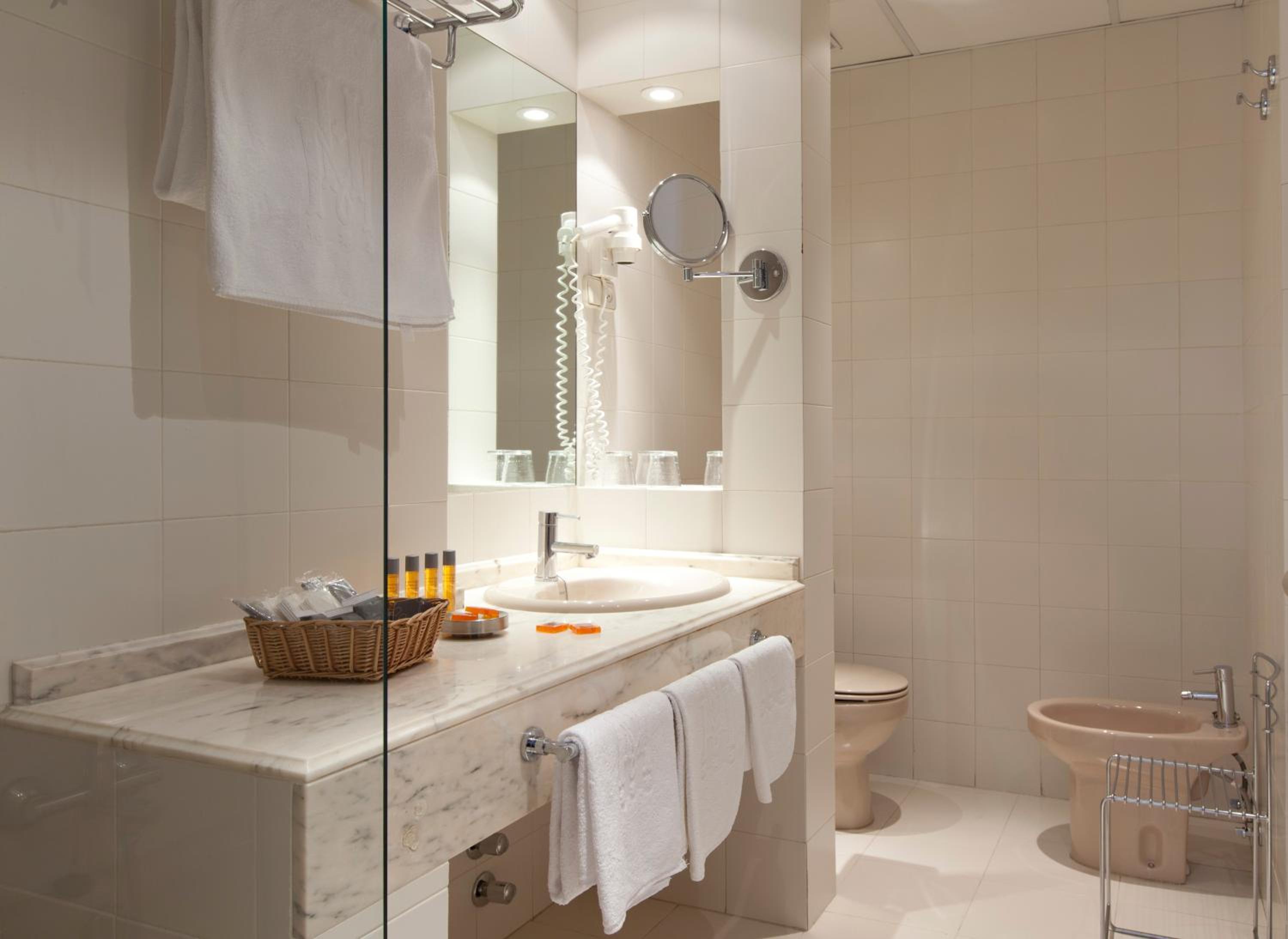 Hotel Moderno Puerta del Sol en Madrid — bathroom