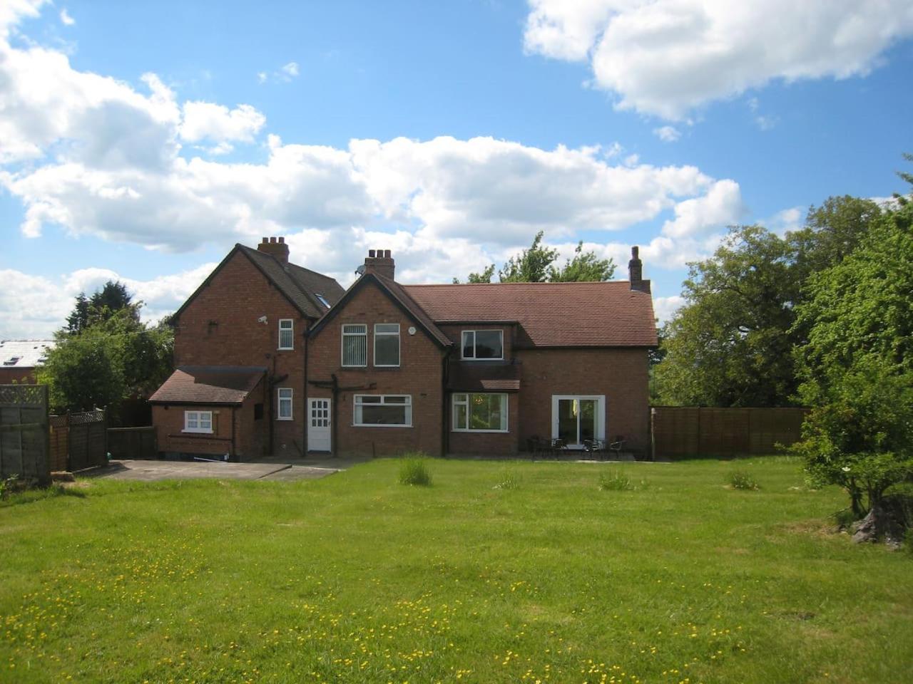 Arden Hill Farmhouse - Hot Tub, Snooker Table, Sleeps 16 view 4