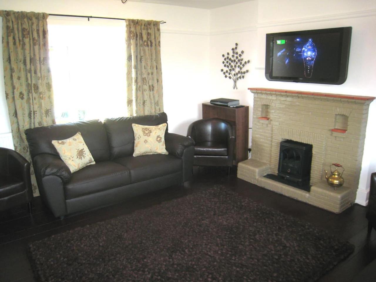 Arden Hill Farmhouse - Hot Tub, Snooker Table, Sleeps 16 view 5