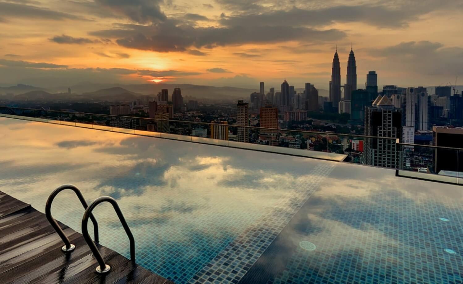 KLCC Inifinity Pool - The Regalia Residences & Suites by KL minsu