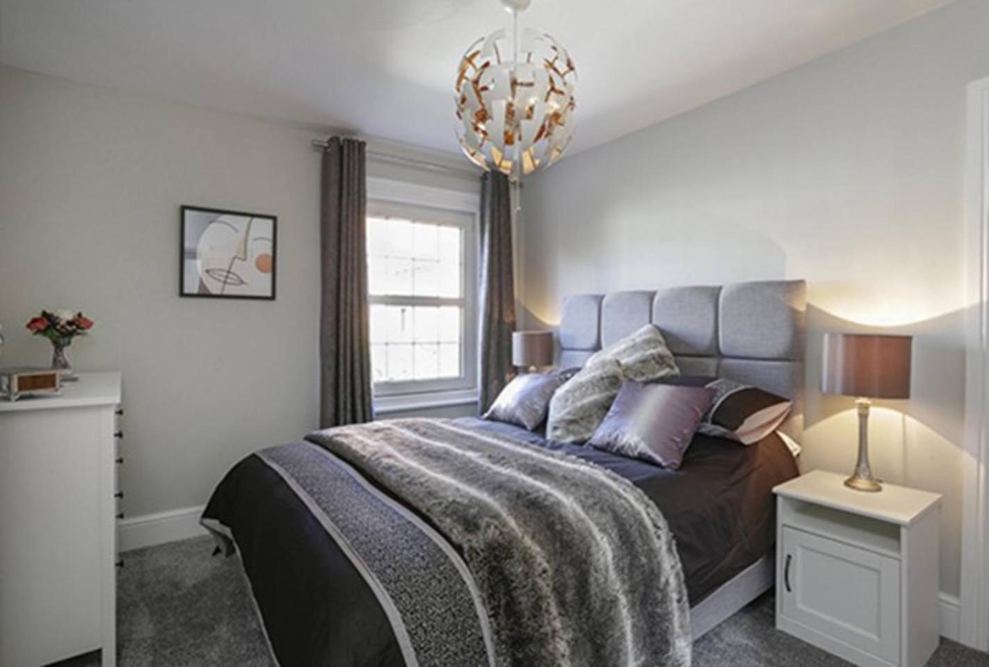 Cathedral Quarter House with free Secure Driveway Parking for 2 Cars