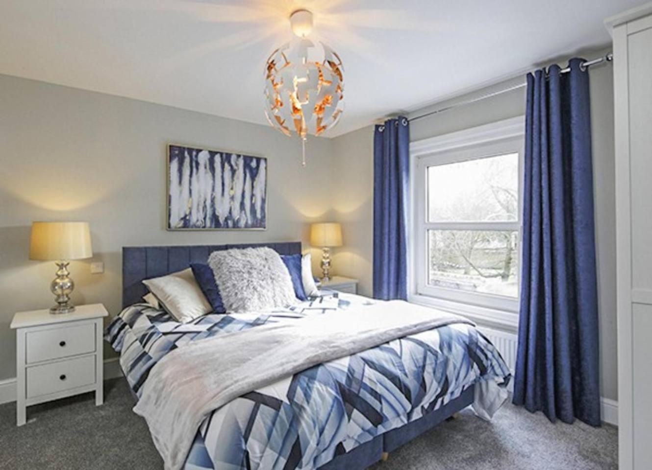 Cathedral Quarter House with free Secure Driveway Parking for 2 Cars