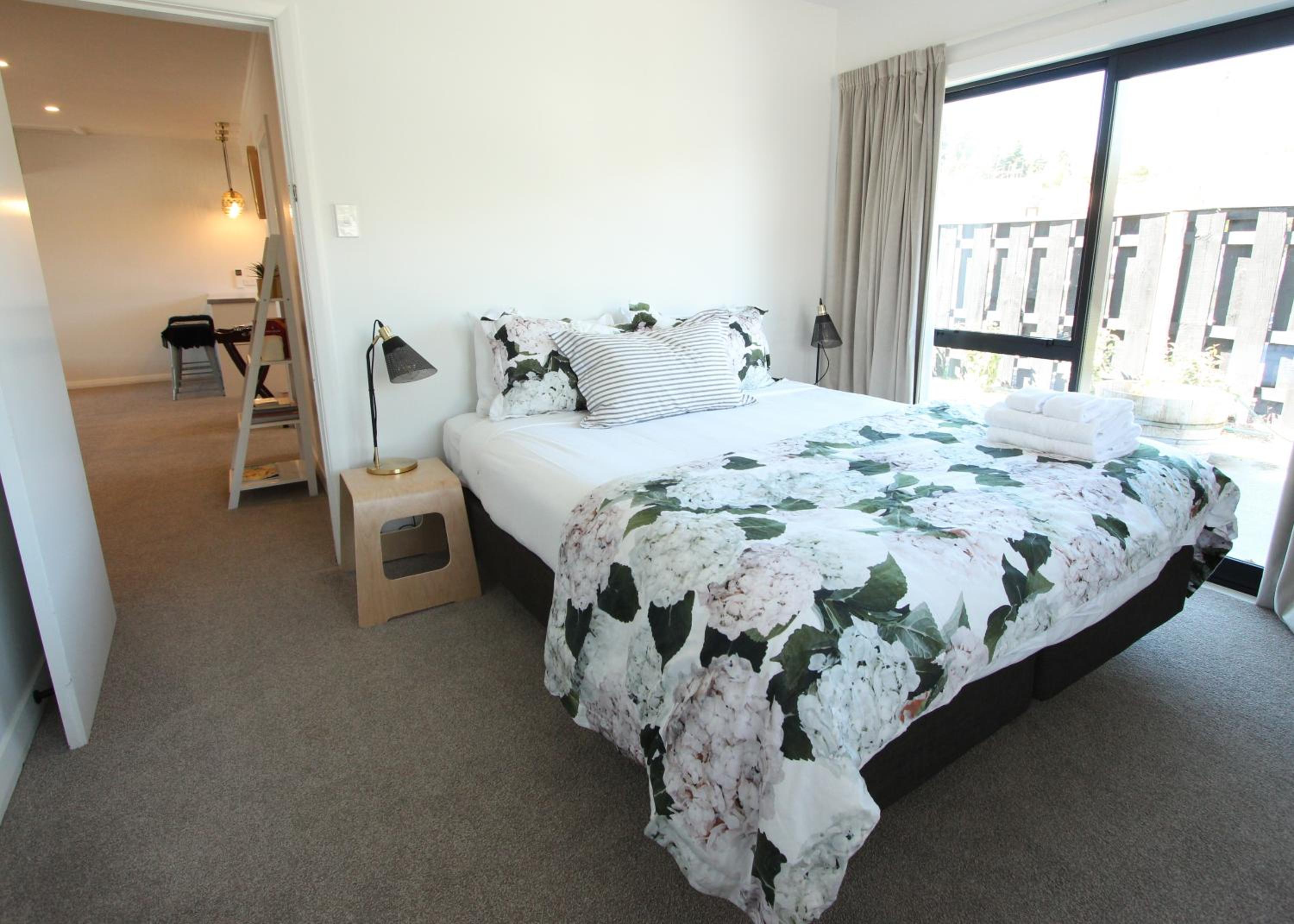 2 - Handsome and Sunkissed on the Doorstep to Wanaka view 5