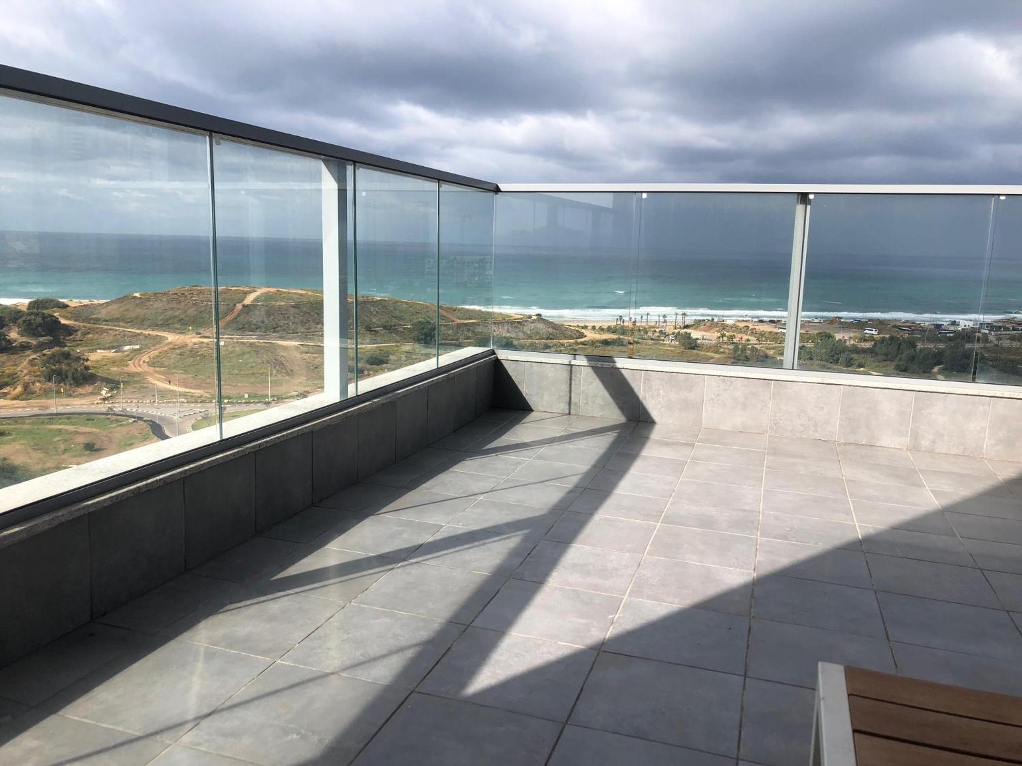 Amazing sea View, steps to beach, near Tel-aviv