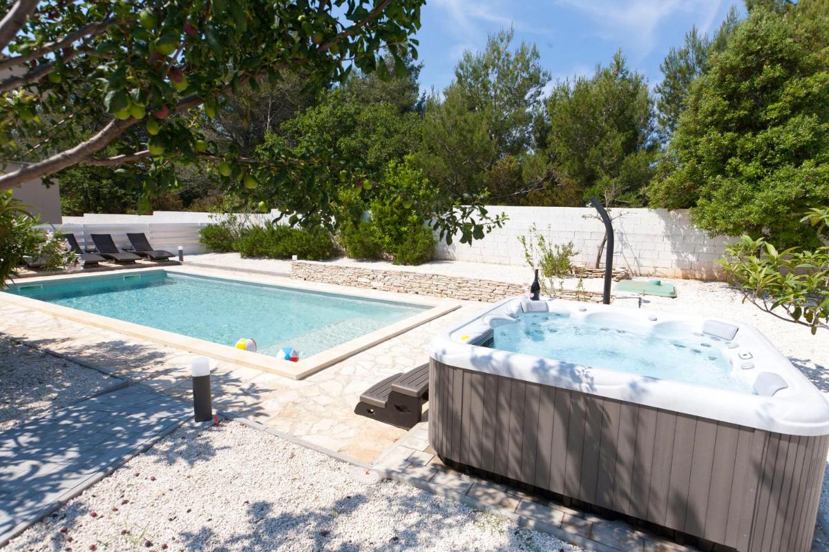 Villa Donna - holiday house for relaxation with pool, souna, jacuzzi & biliards, Ližnjan - Istra view 2