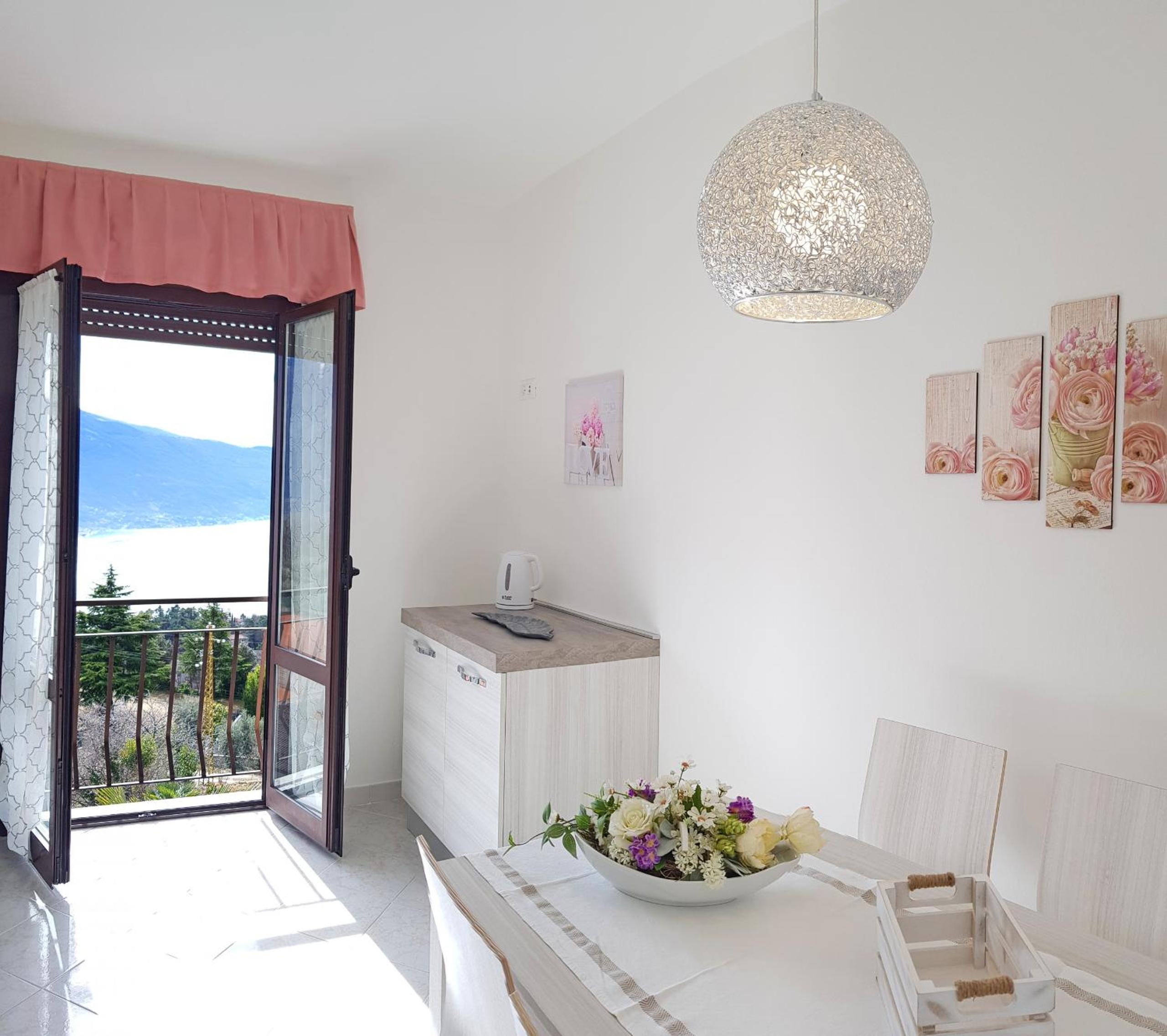 Casa Palanca Lake view apartment by Gardadomusmea view 5