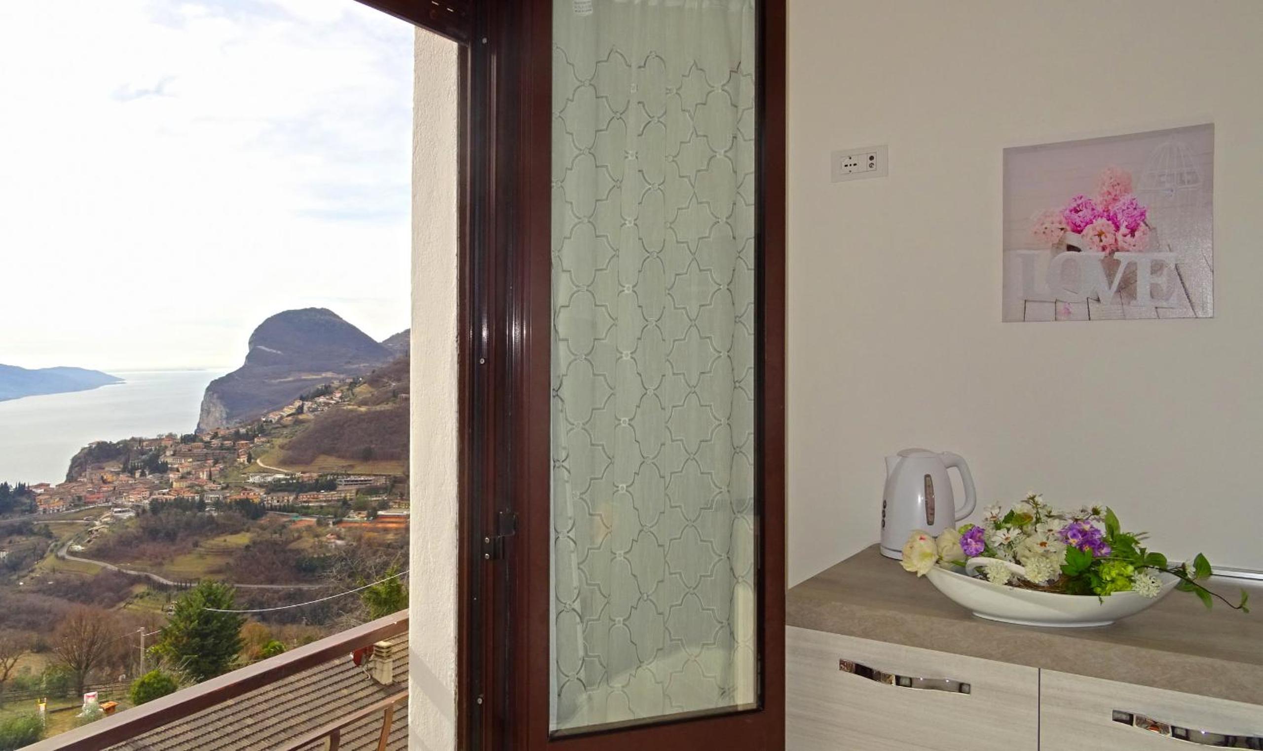 Casa Palanca Lake view apartment by Gardadomusmea view 3