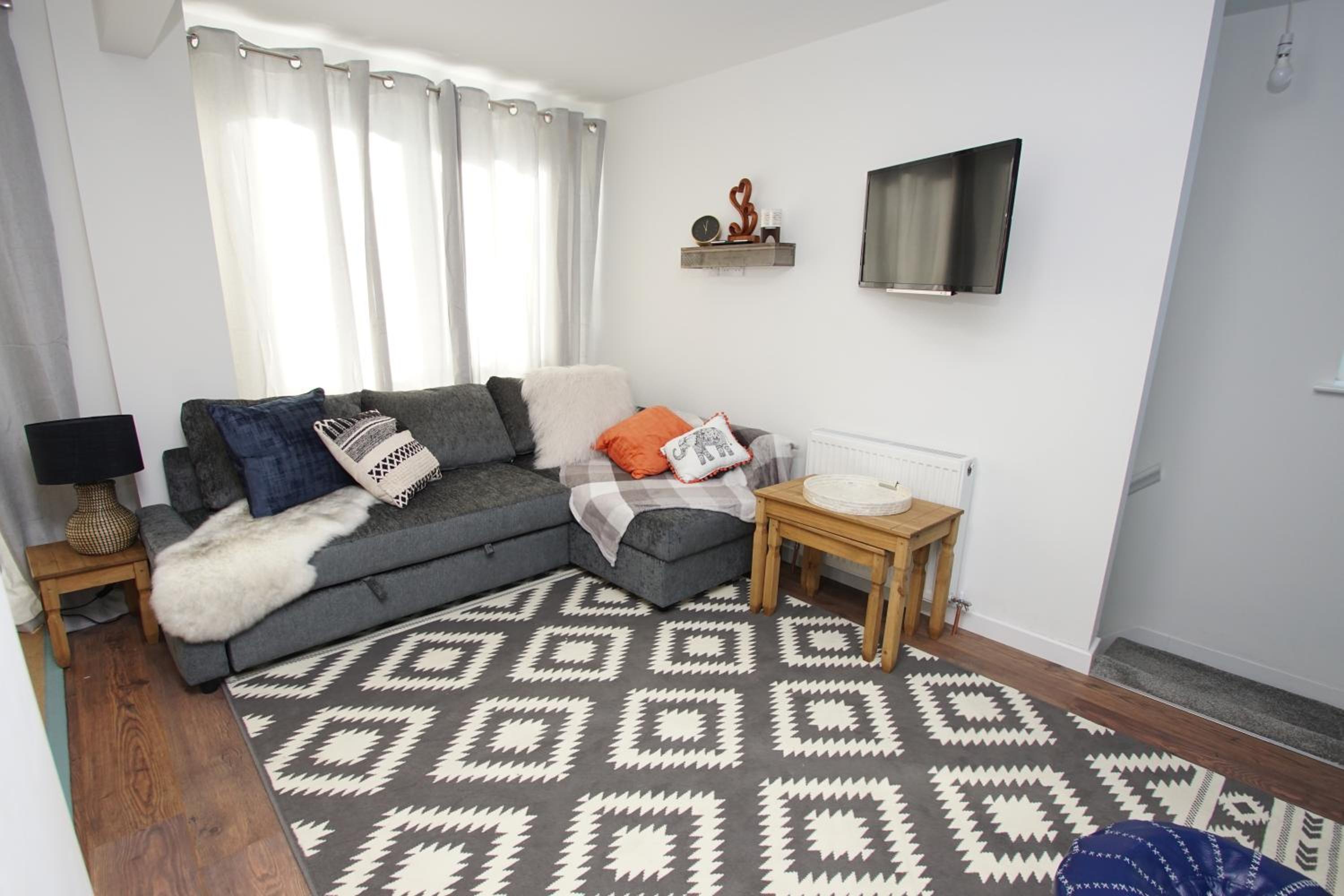 Apartment 3 Broadhurst Court sleeps 4 minutes from town centre & train view 2