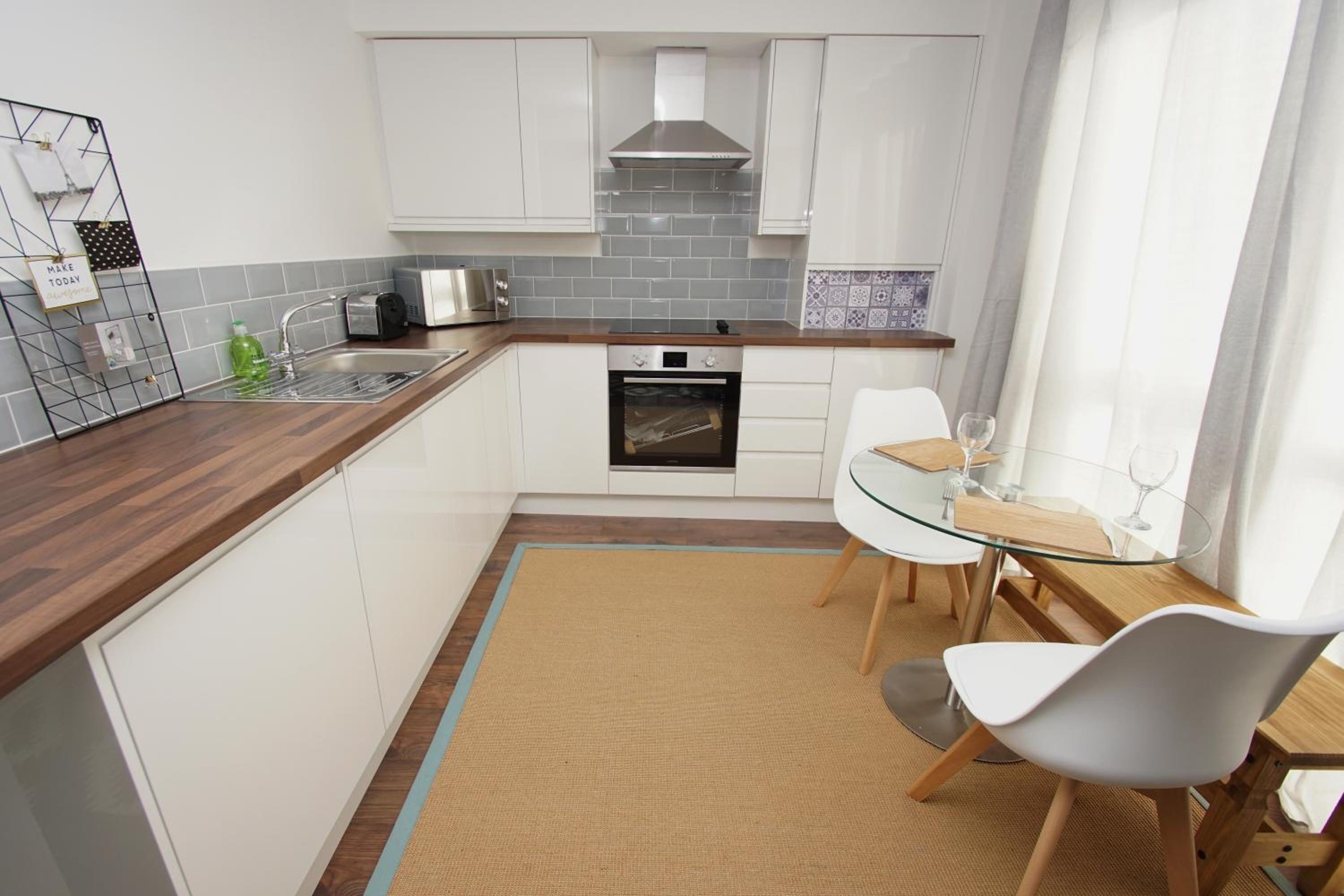 Apartment 3 Broadhurst Court sleeps 4 minutes from town centre & train view 5