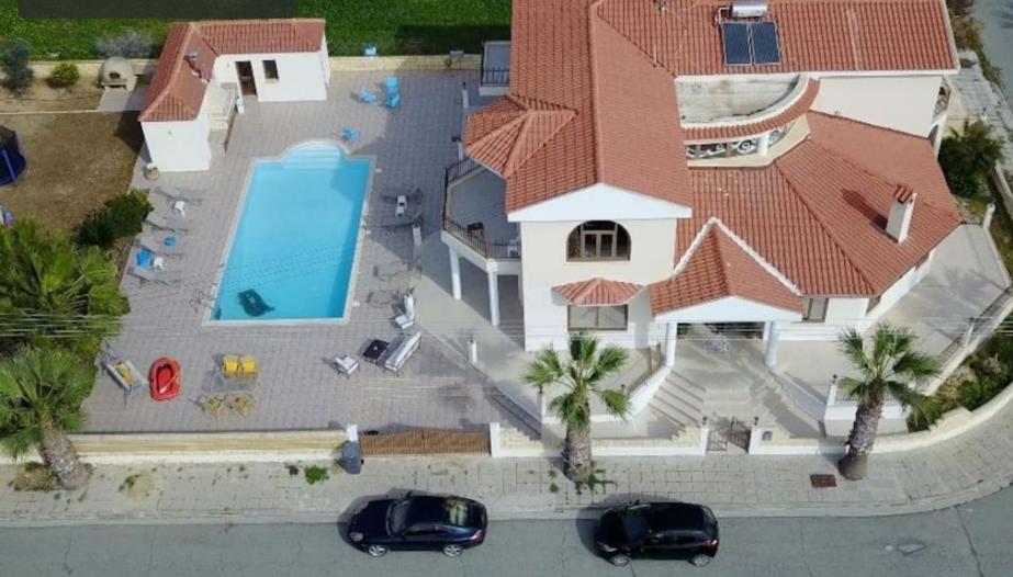 Hotel Larnaca Mansion Ideal for 3 Families or more - Image 1