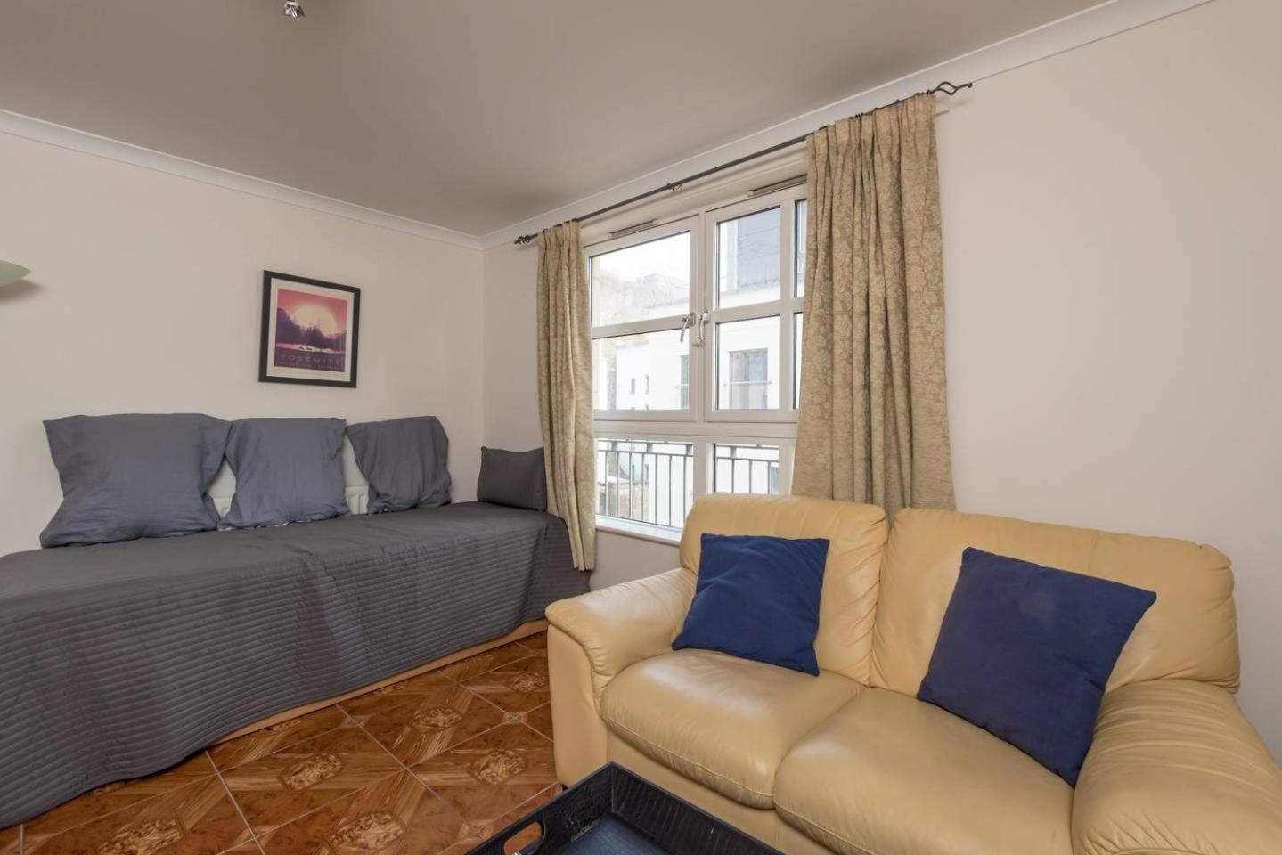 JOIVY Old Town Apartment with Parking Close to Royal Mile view 5