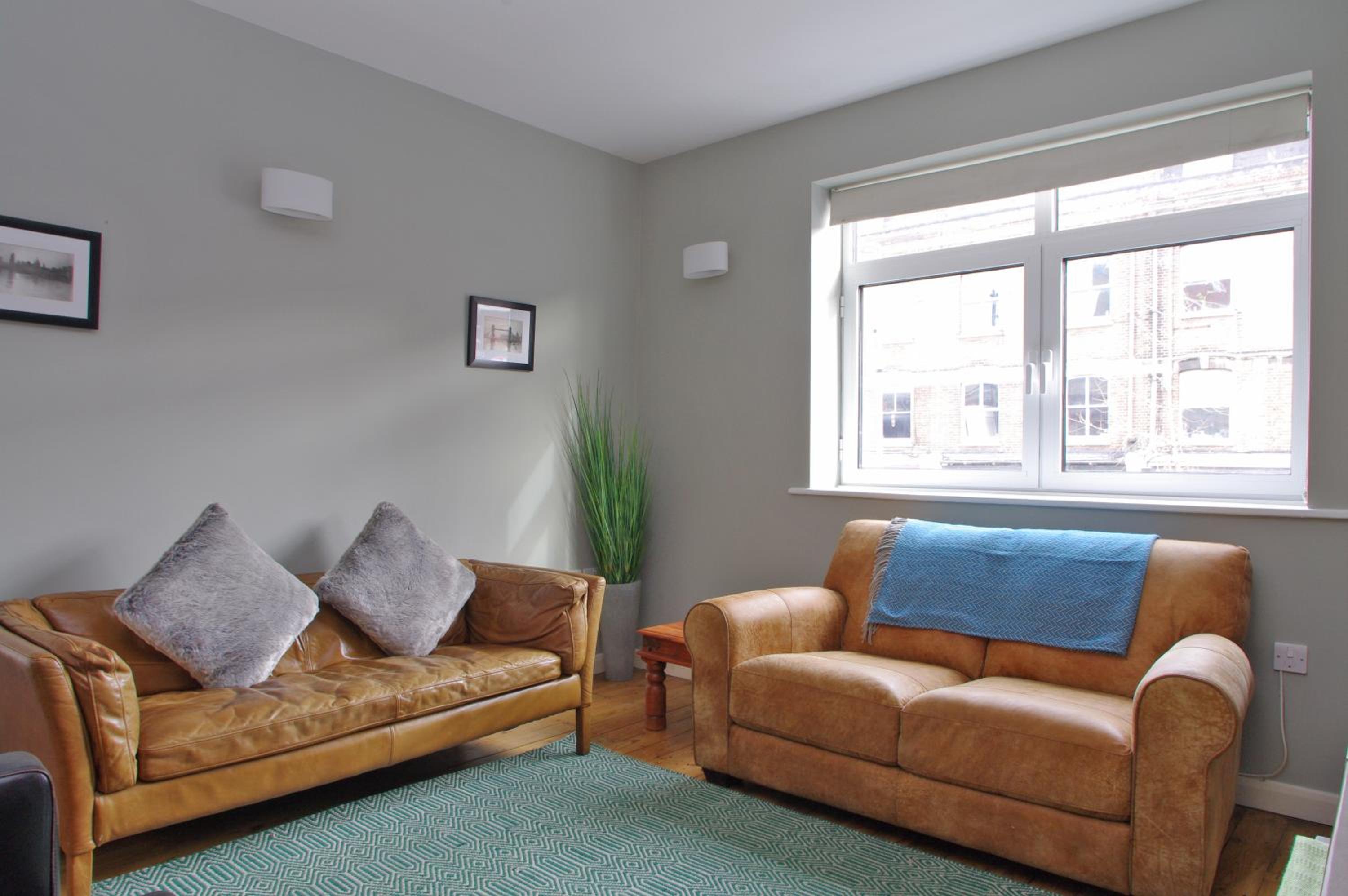 Spacious 275 sqm Apartment with King Beds, 4 min to Waterloo