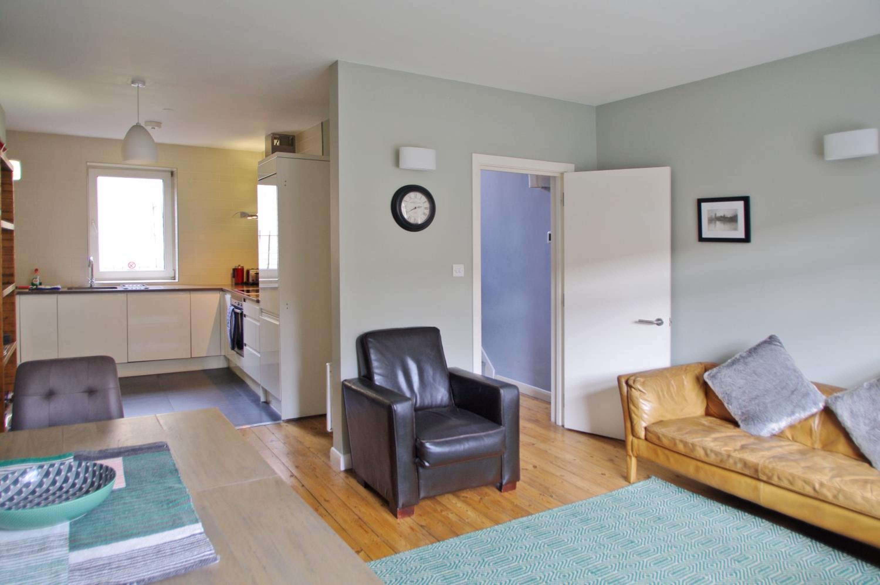 Spacious 275 sqm Apartment with King Beds, 4 min to Waterloo