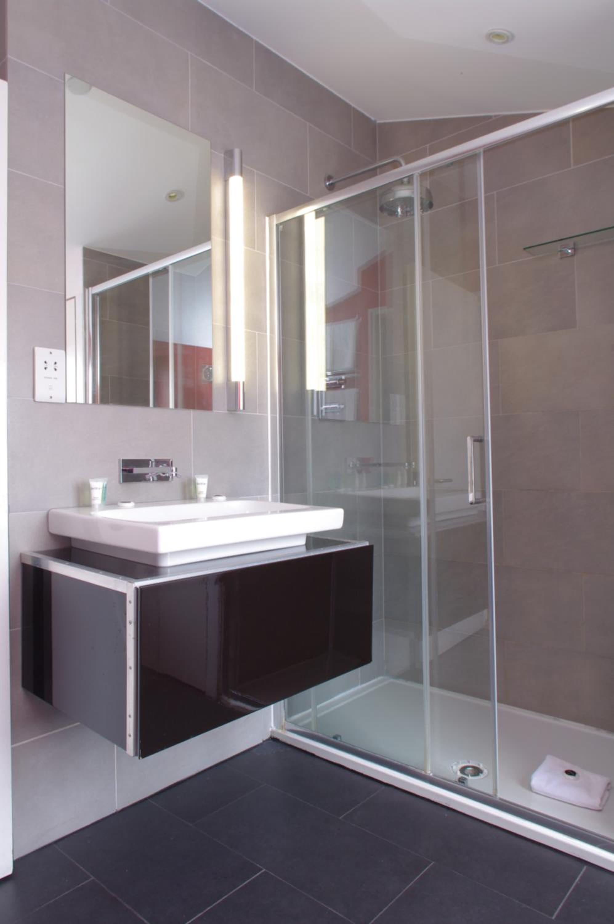 Spacious 275 sqm Apartment with King Beds, 4 min to Waterloo