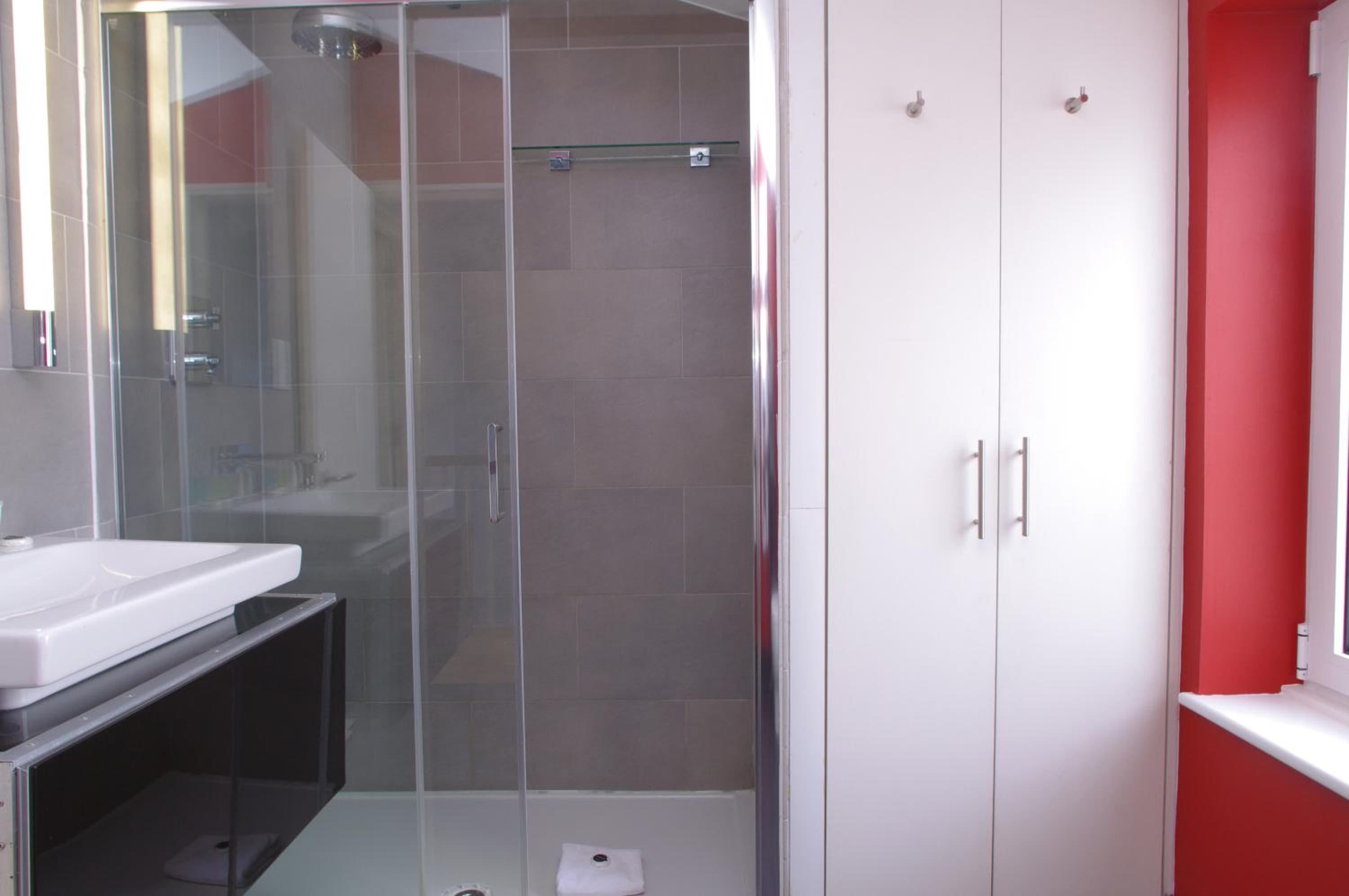 Spacious 275 sqm Apartment with King Beds, 4 min to Waterloo
