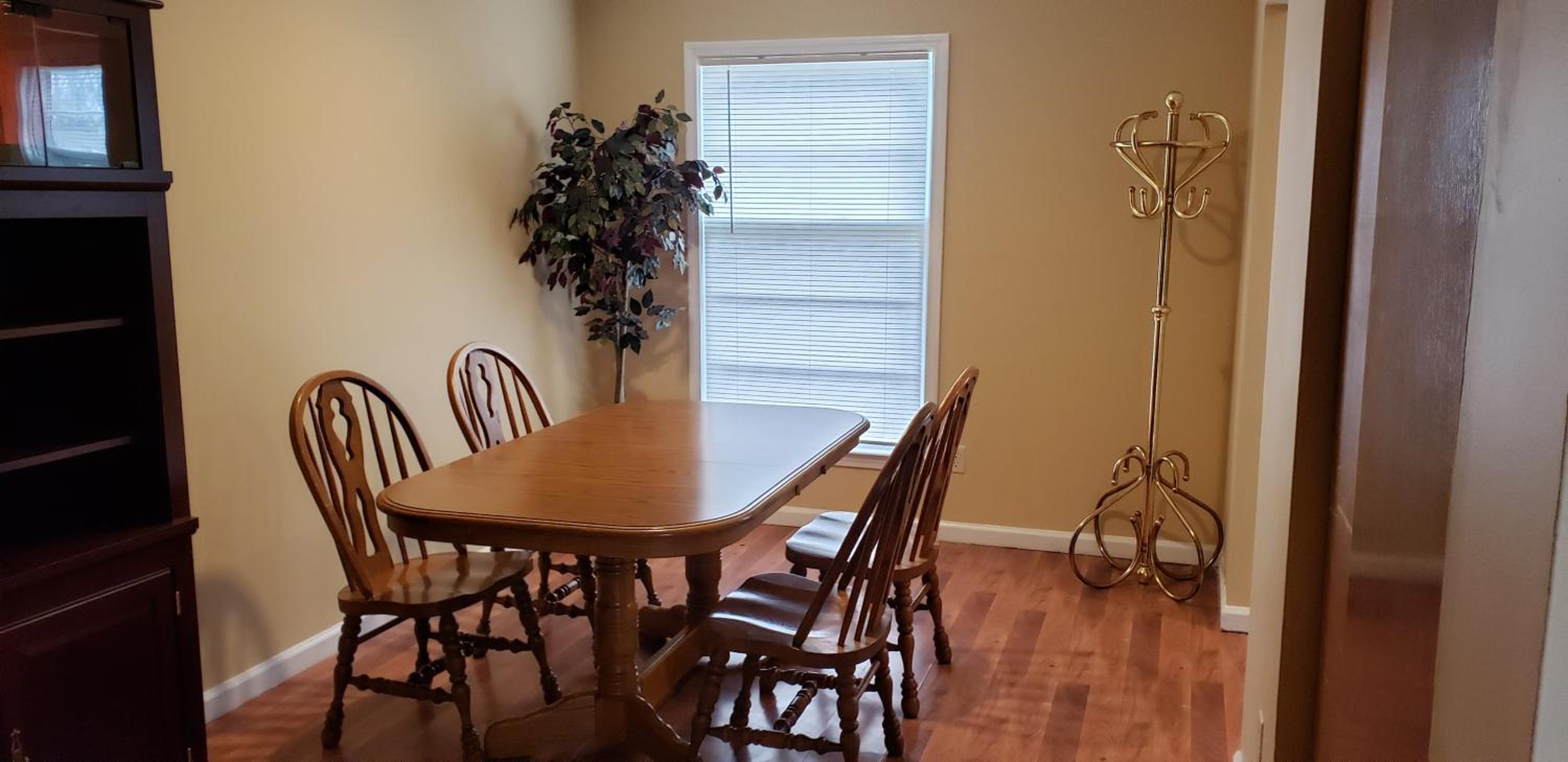 Cozy and Spacious-4 Bedrooms Townhouse view 3
