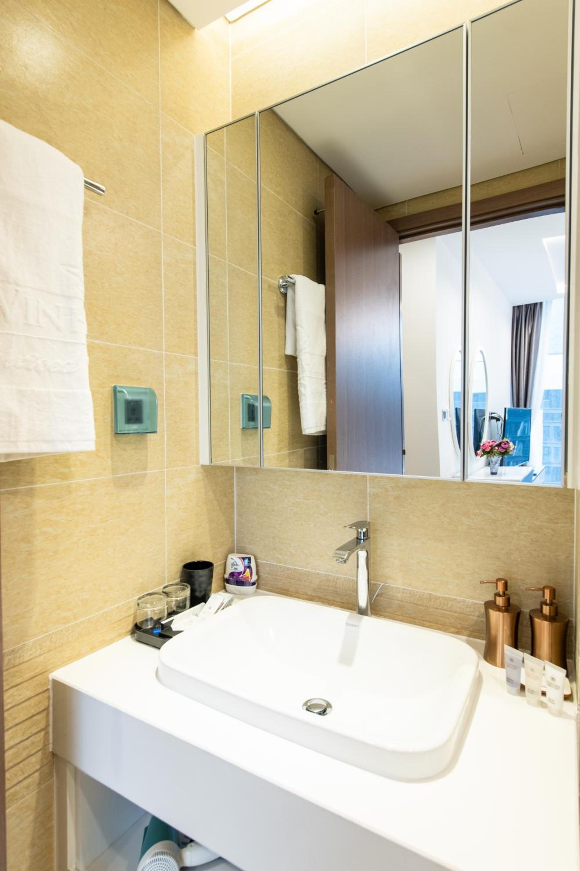 Hi-Home Suites - Vinhomes Metropolis