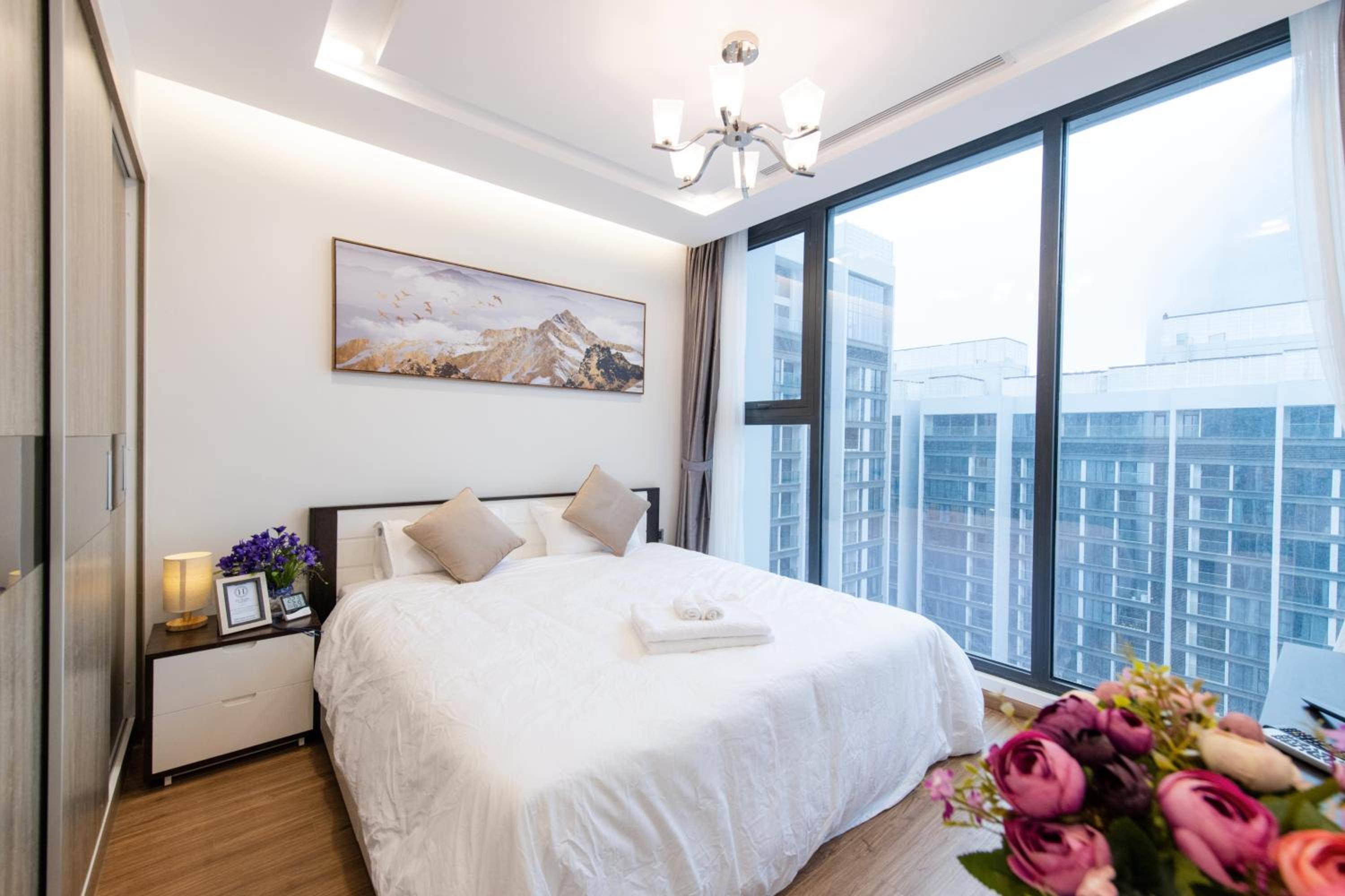 Hi-Home Suites - Vinhomes Metropolis