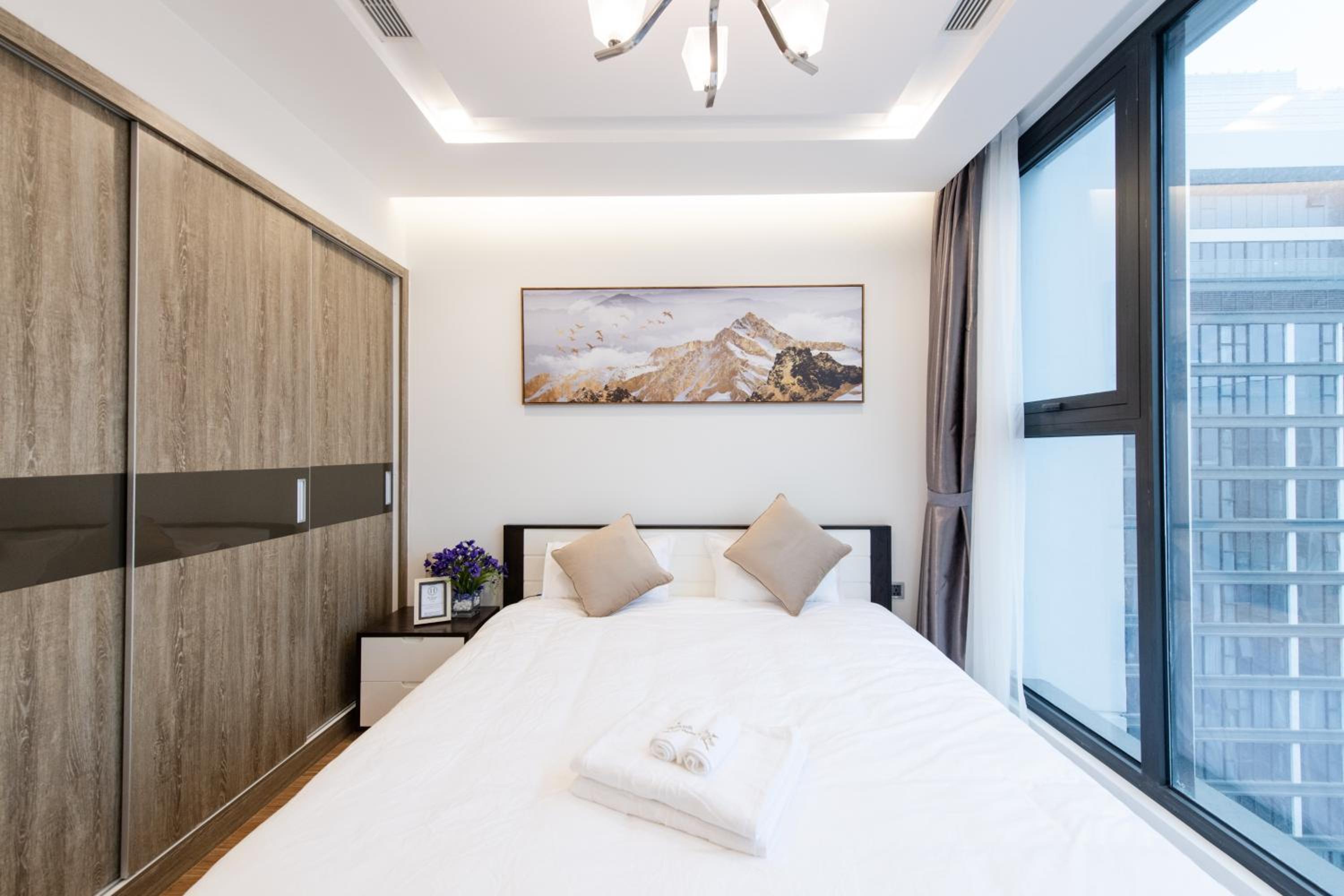 Hi-Home Suites - Vinhomes Metropolis