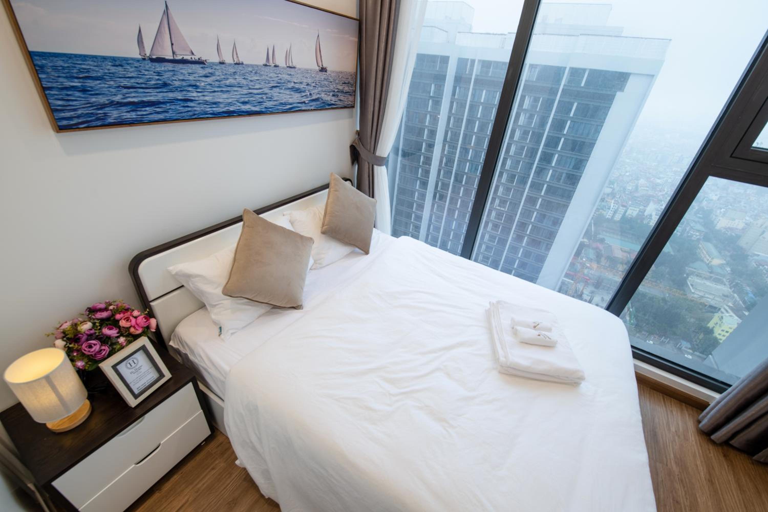 Hi-Home Suites - Vinhomes Metropolis