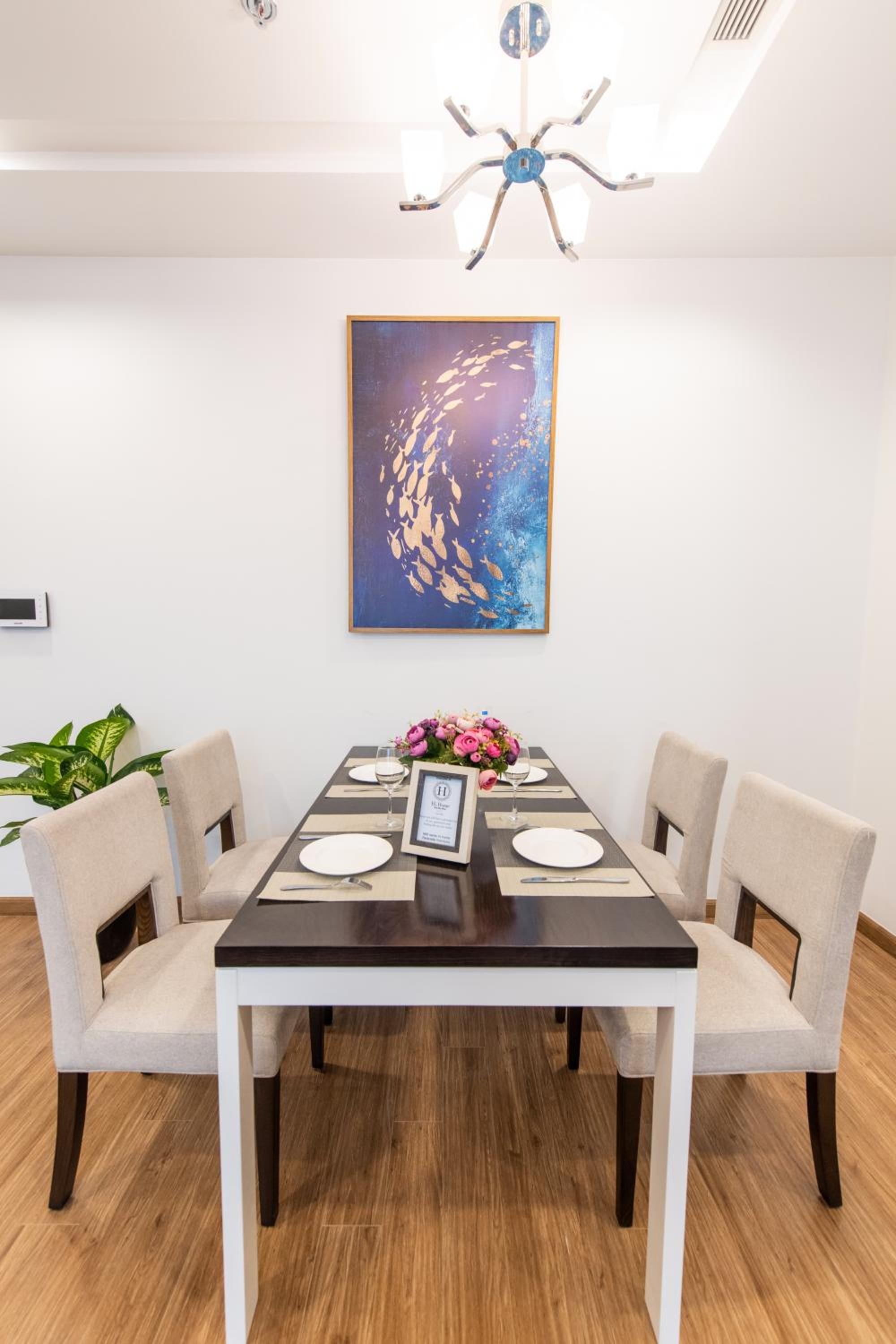 Hi-Home Suites - Vinhomes Metropolis