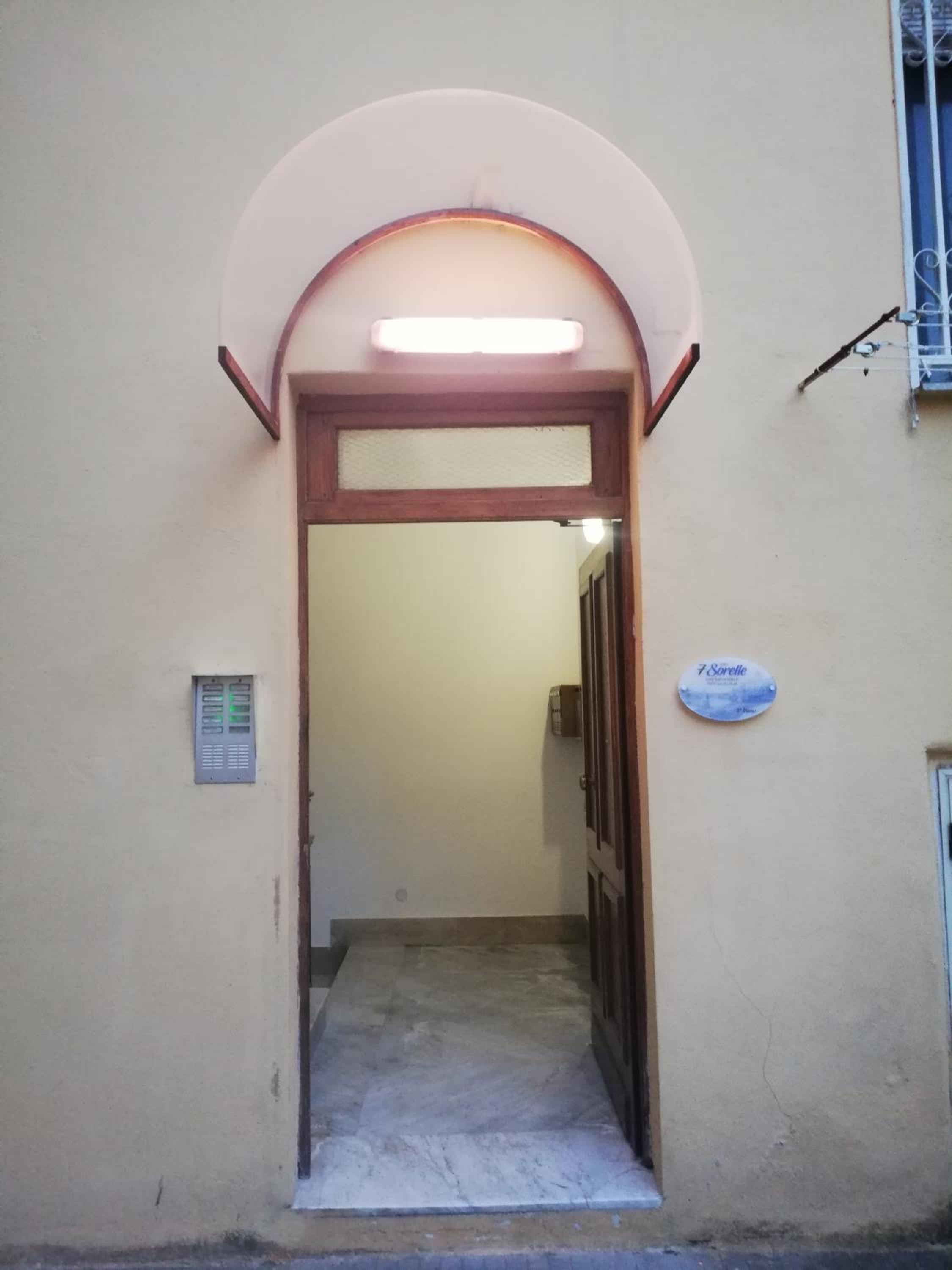 "7 SORELLE B&B" camere in pieno centro città con bagno privato, FREE HIGH SPEED WI-FI, NETFLIX view 4