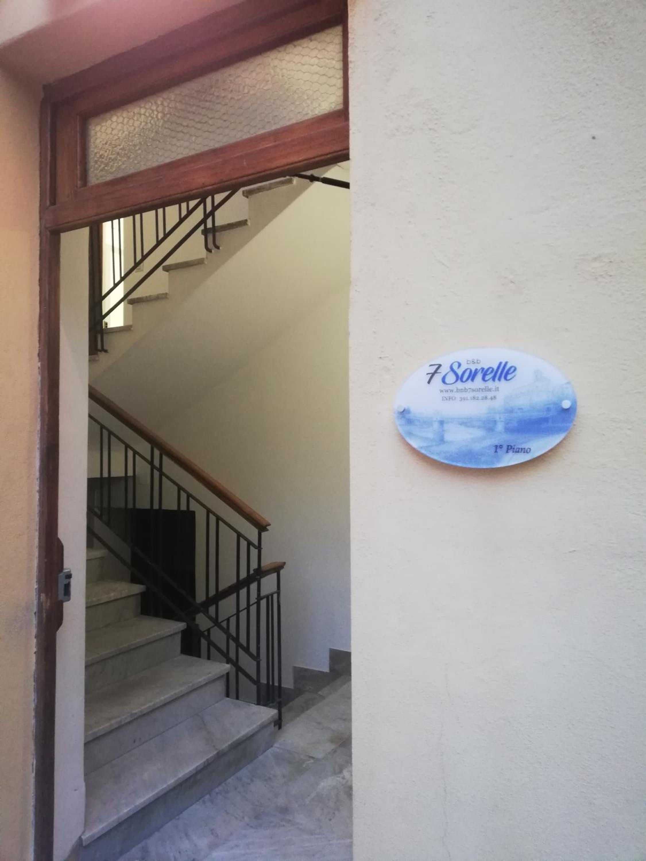 "7 SORELLE B&B" camere in pieno centro città con bagno privato, FREE HIGH SPEED WI-FI, NETFLIX view 5