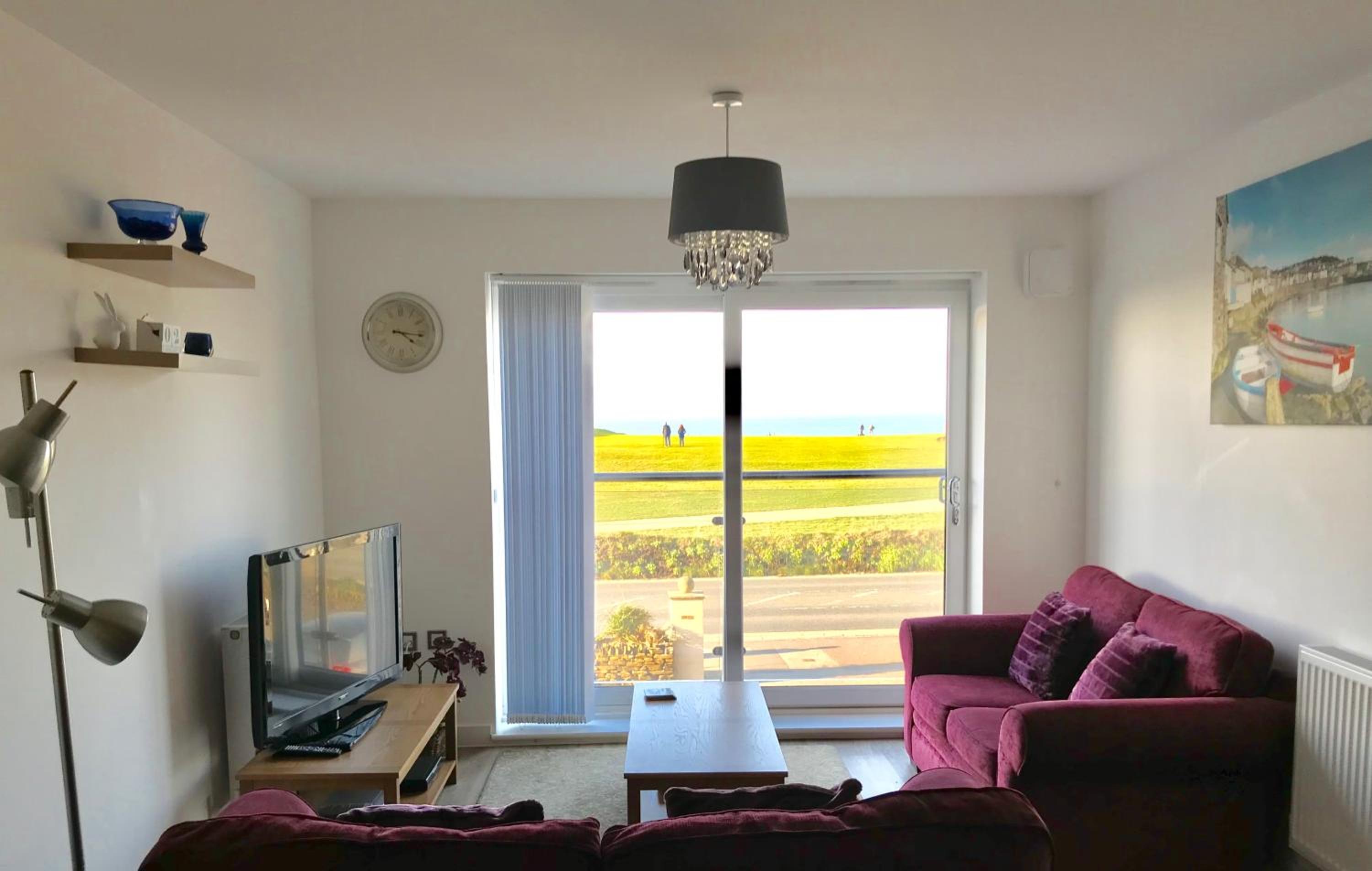Panoramic Sea-View Family Appartment , Free Parking, Sleeps 6 , Walk to Beach, Station, & Town view 5